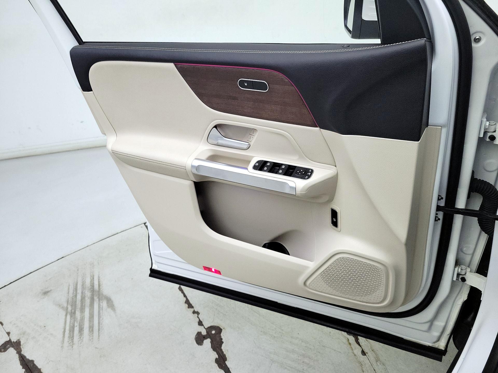 Thumbnail: 2022 Mercedes-Benz GLB - 12