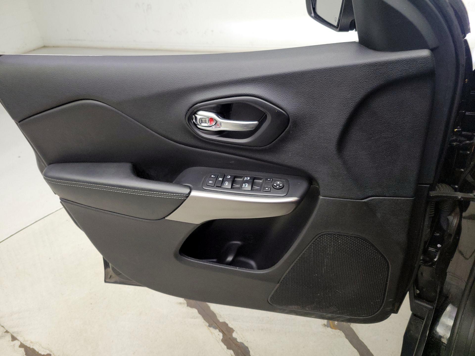 Thumbnail: 2021 Jeep Cherokee - 12