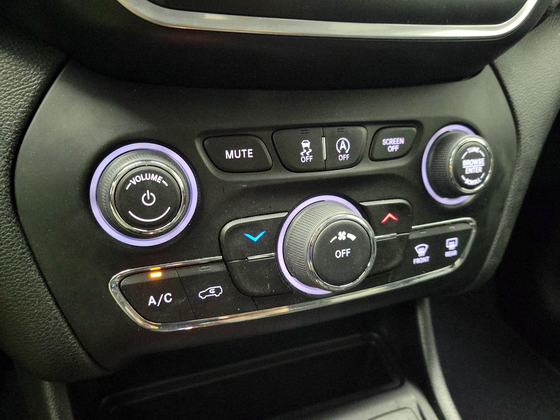 Thumbnail: 2021 Jeep Cherokee - 16