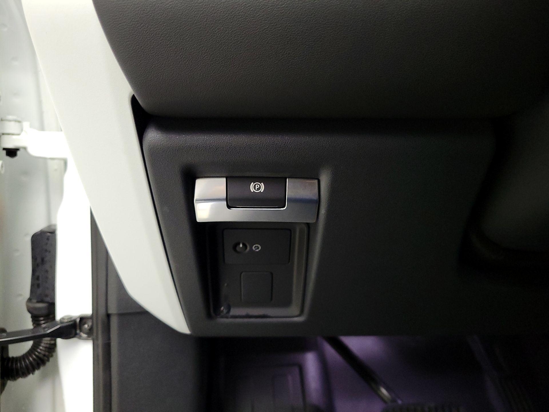 Thumbnail: 2022 Land Rover Defender - 13