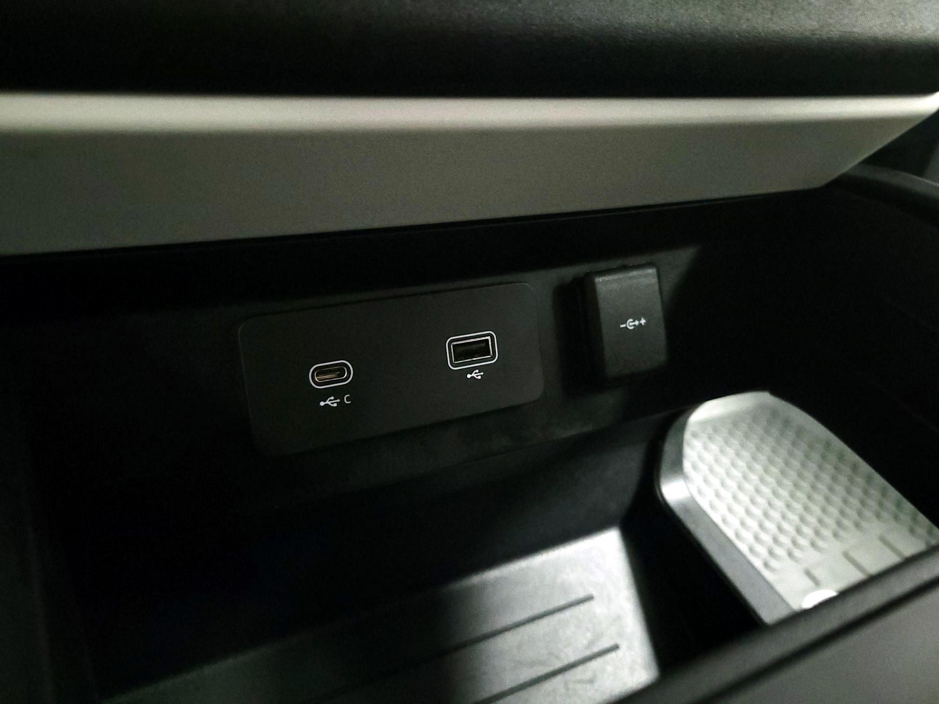 Thumbnail: 2022 Land Rover Defender - 19