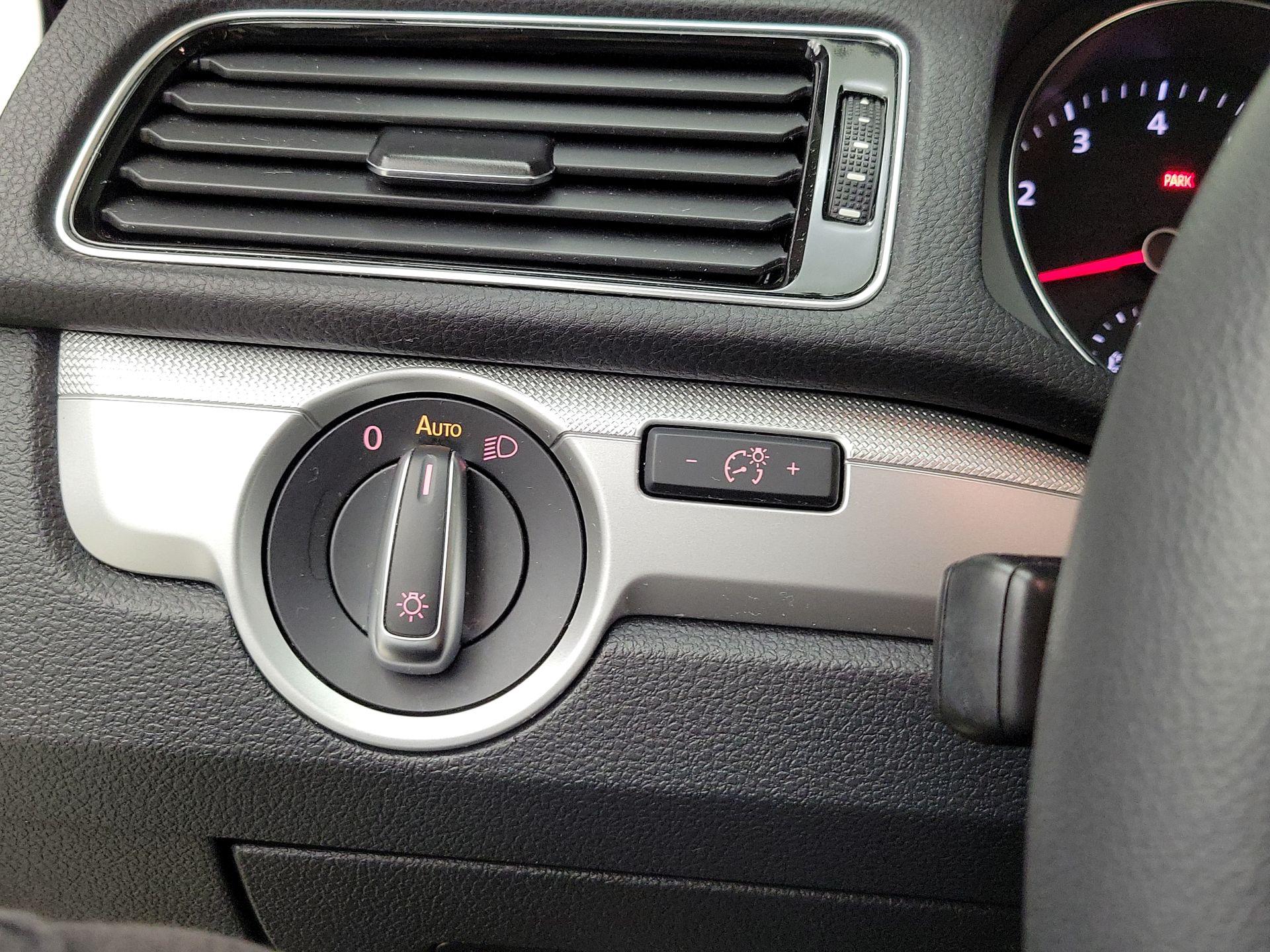 Thumbnail: 2018 Volkswagen Passat - 13