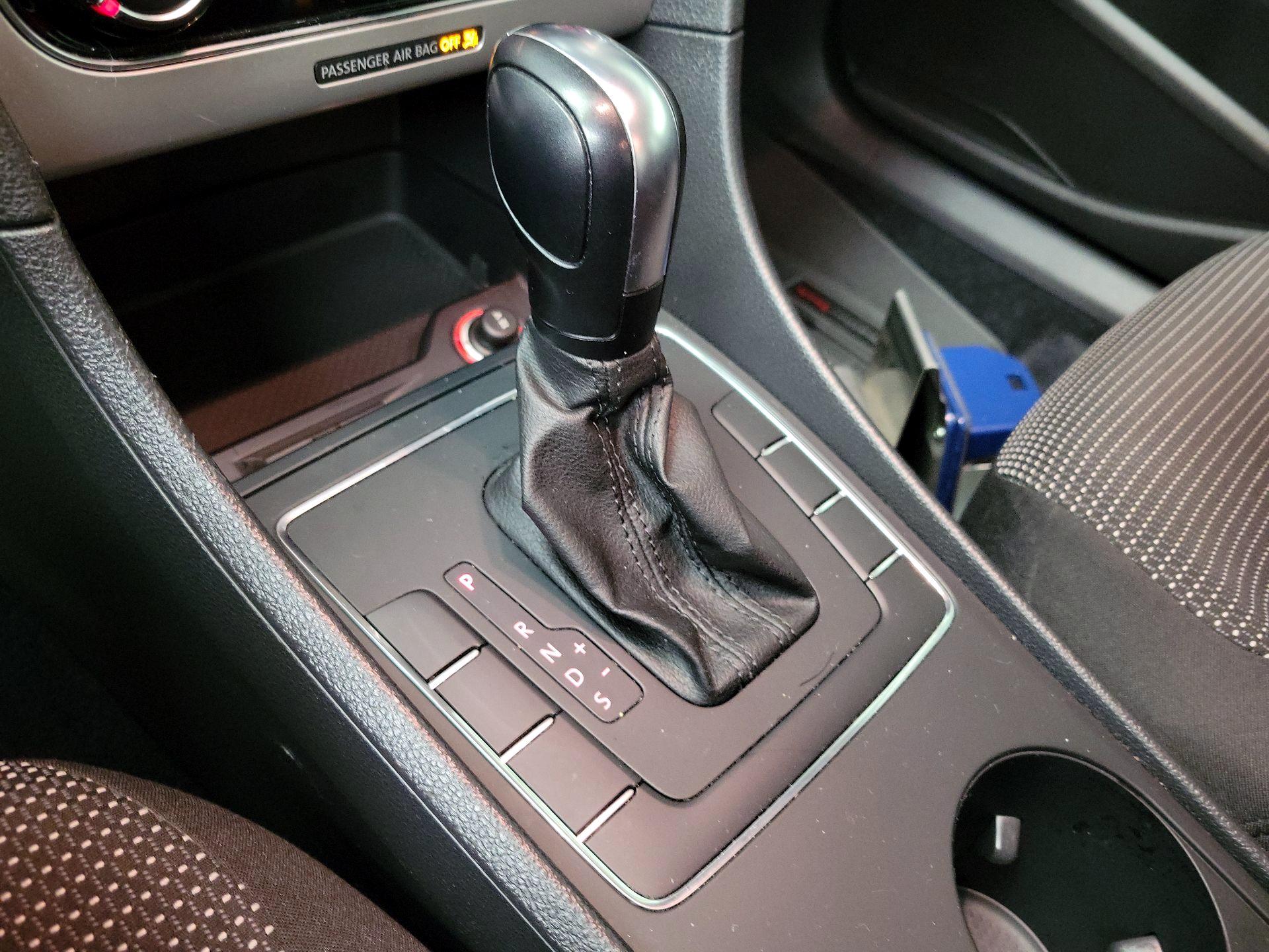 Thumbnail: 2018 Volkswagen Passat - 17