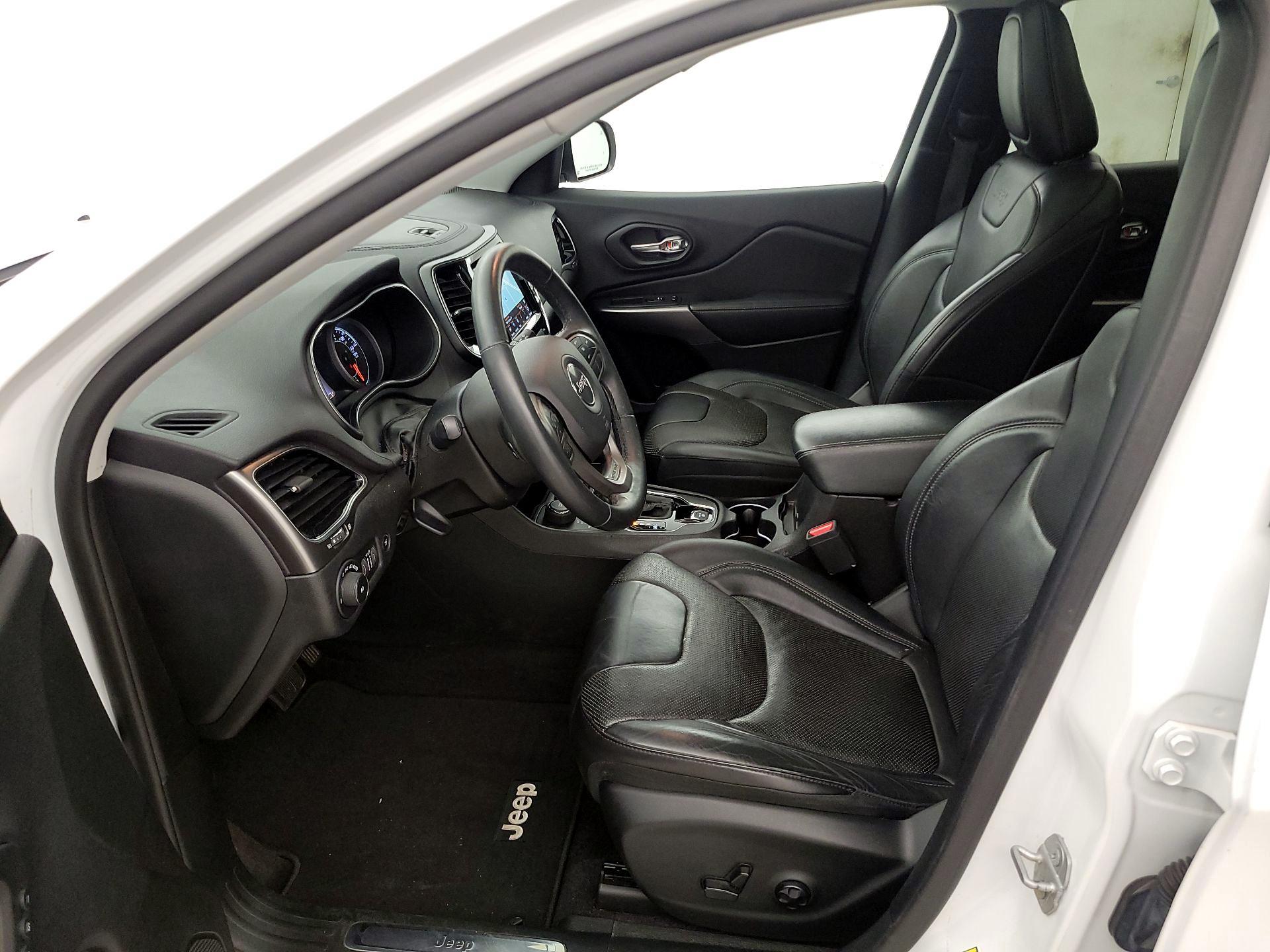 Thumbnail: 2019 Jeep Cherokee - 11