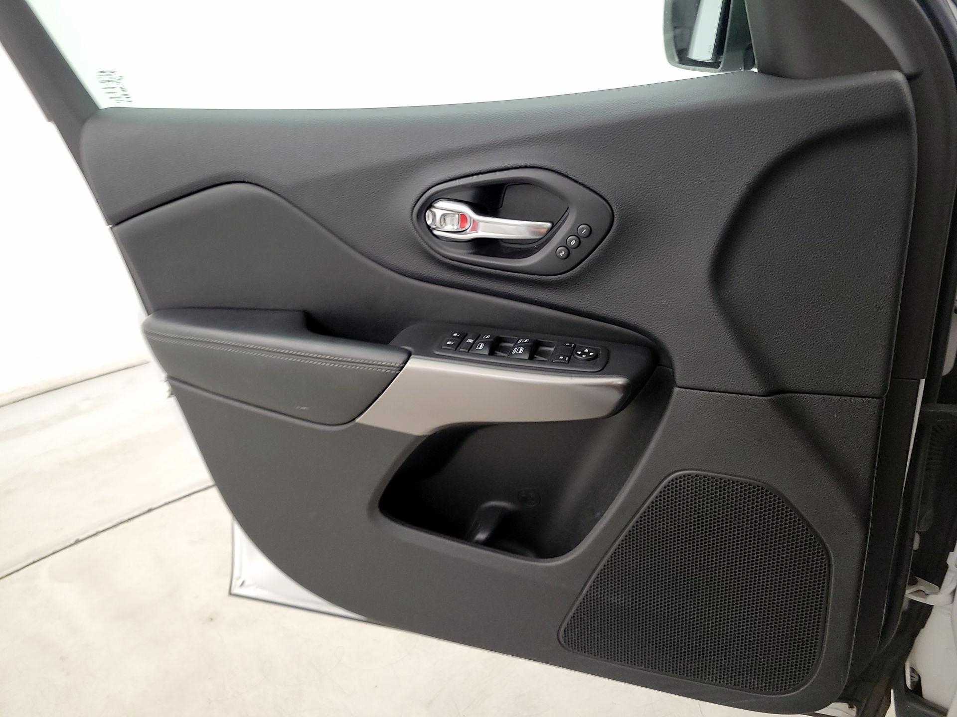 Thumbnail: 2019 Jeep Cherokee - 12