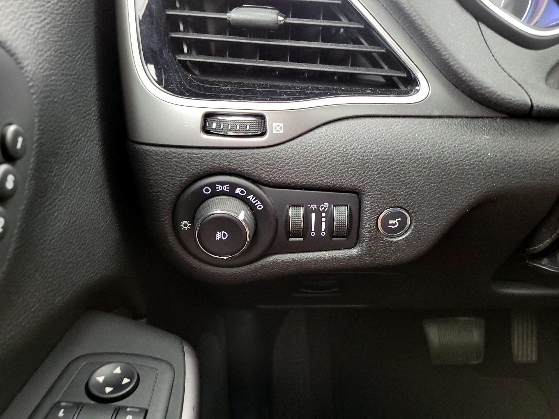 Thumbnail: 2019 Jeep Cherokee - 13