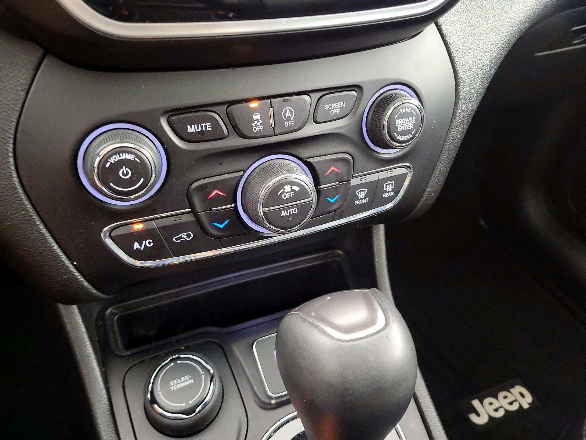 Thumbnail: 2019 Jeep Cherokee - 17