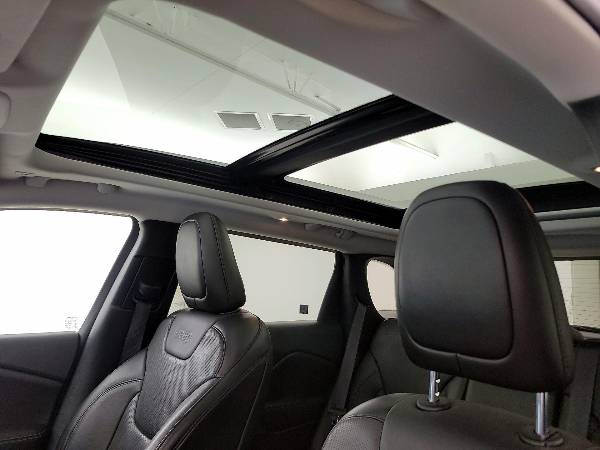 Thumbnail: 2019 Jeep Cherokee - 20