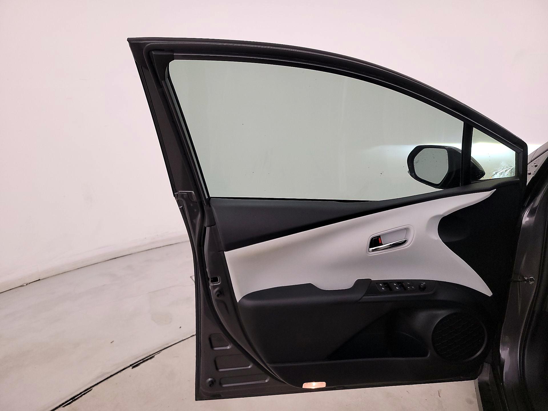 Thumbnail: 2016 Toyota Prius - 12