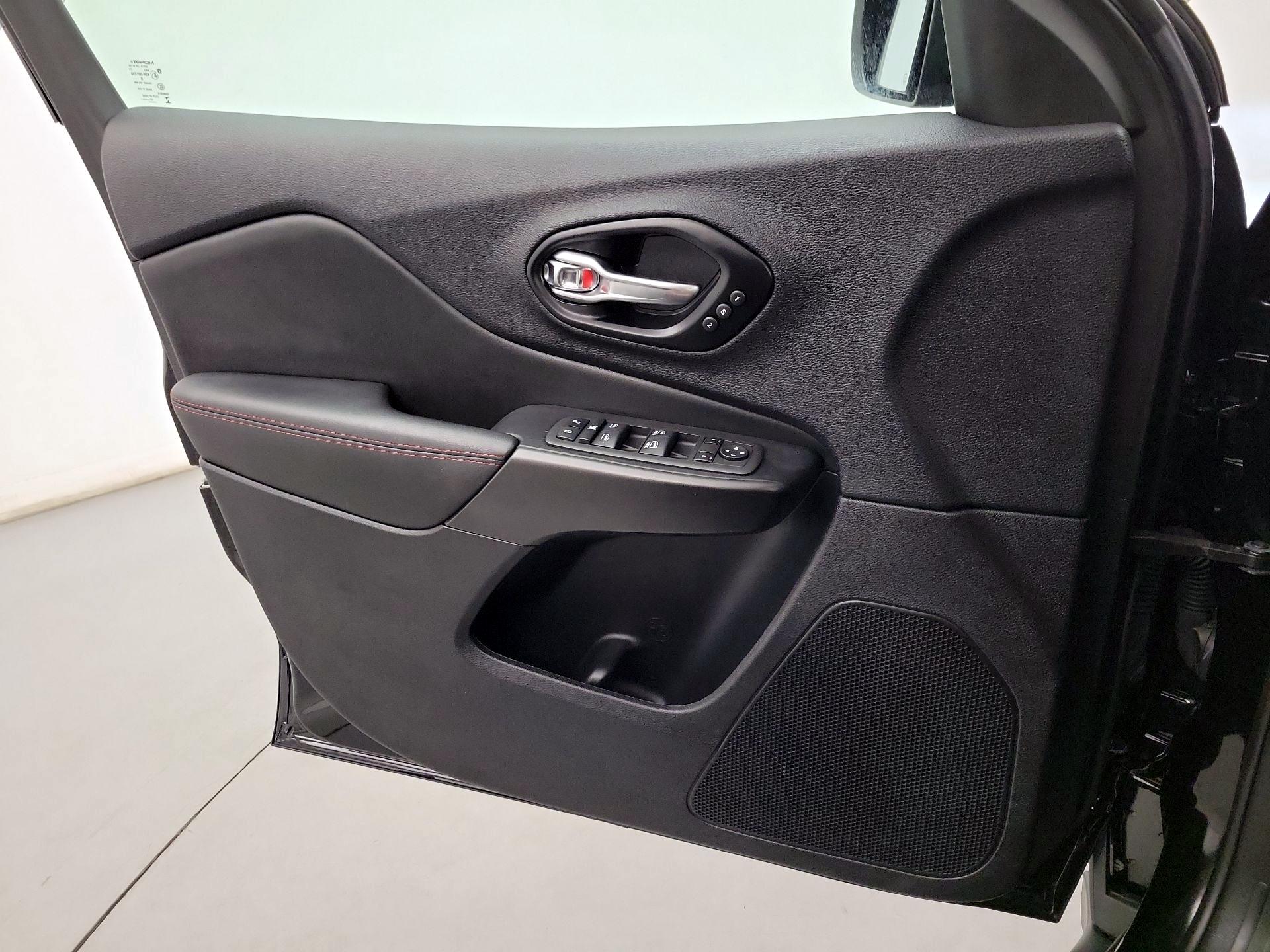 Thumbnail: 2022 Jeep Cherokee - 10