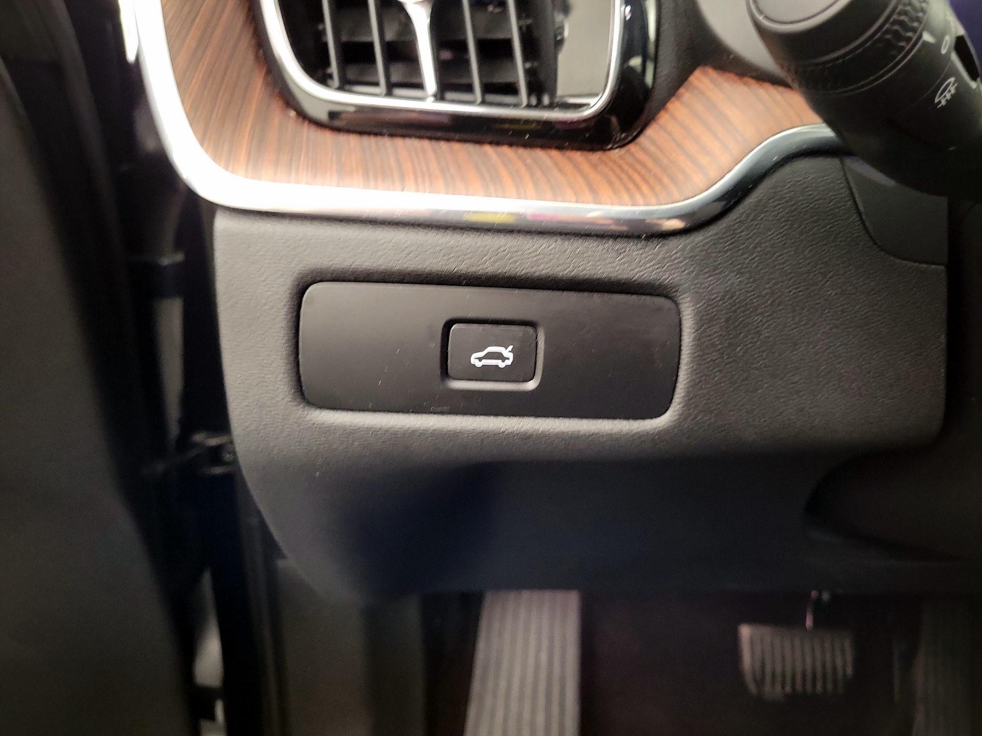 Thumbnail: 2023 Volvo XC60 - 11