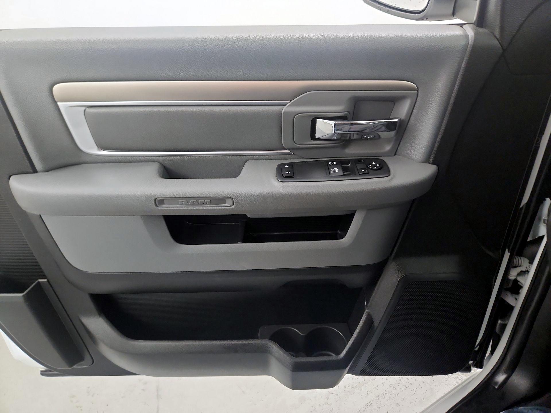 Thumbnail: 2020 RAM 1500 Classic - 10