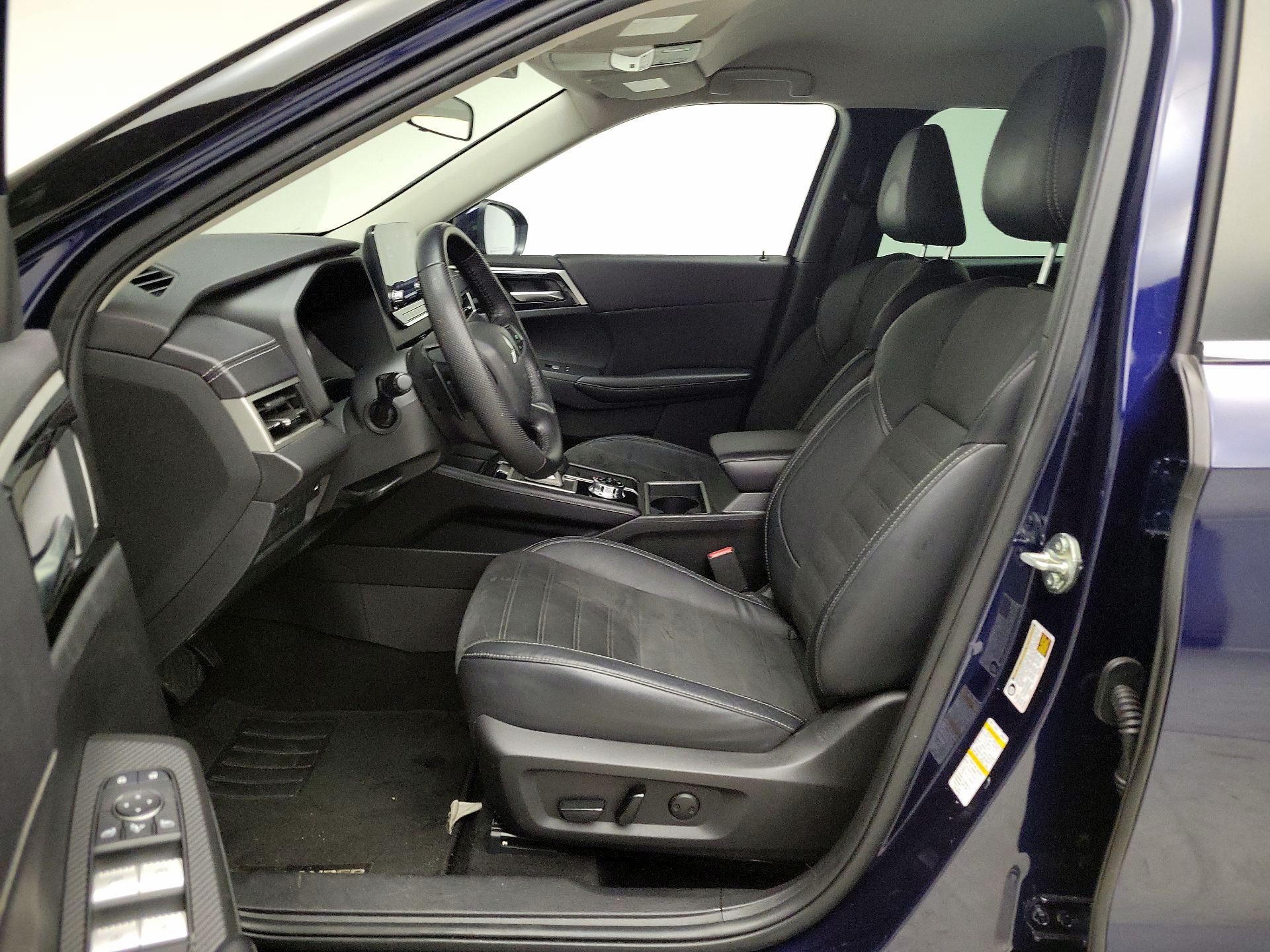 Thumbnail: 2023 Mitsubishi Outlander - 11