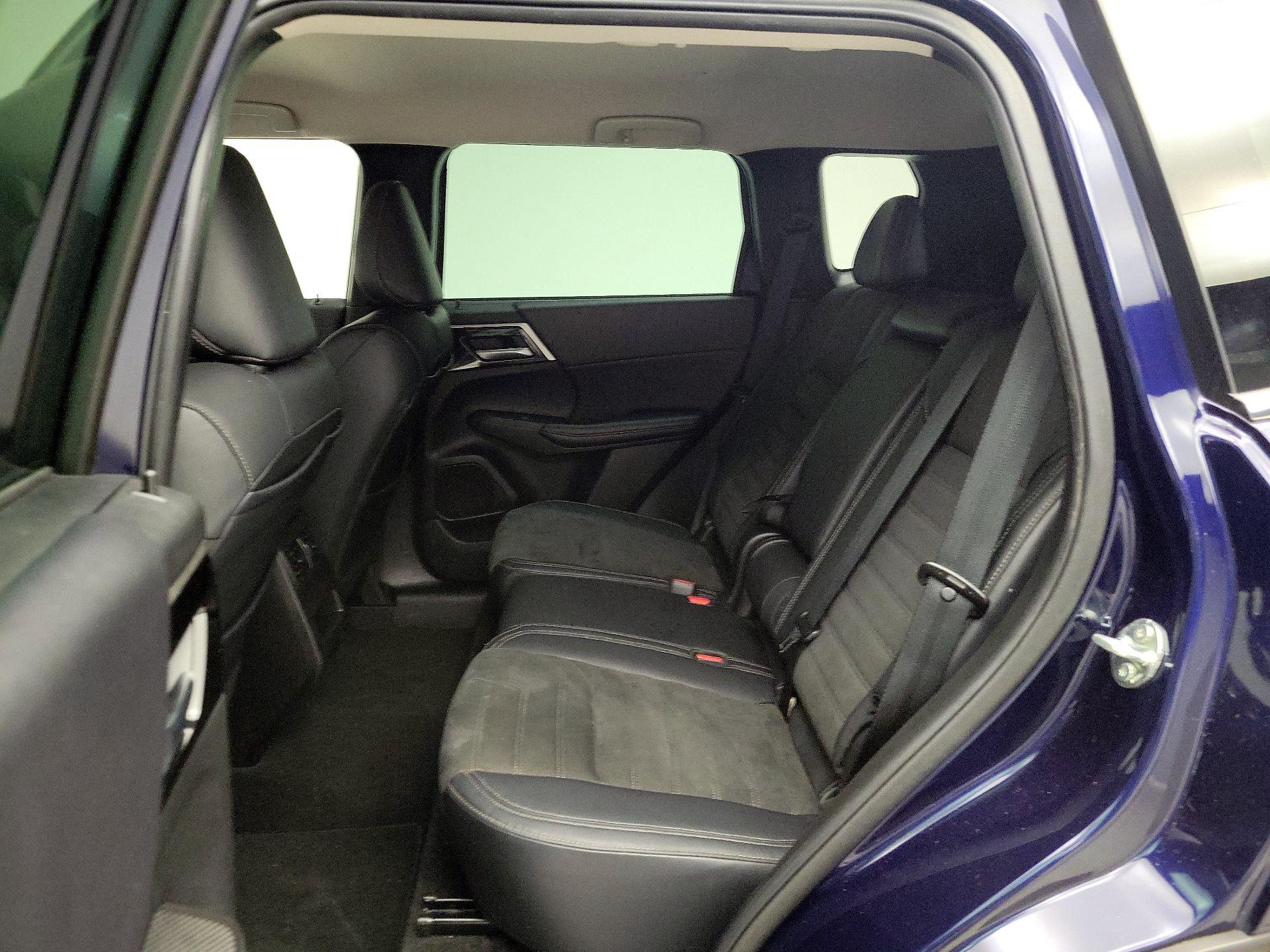 Thumbnail: 2023 Mitsubishi Outlander - 19