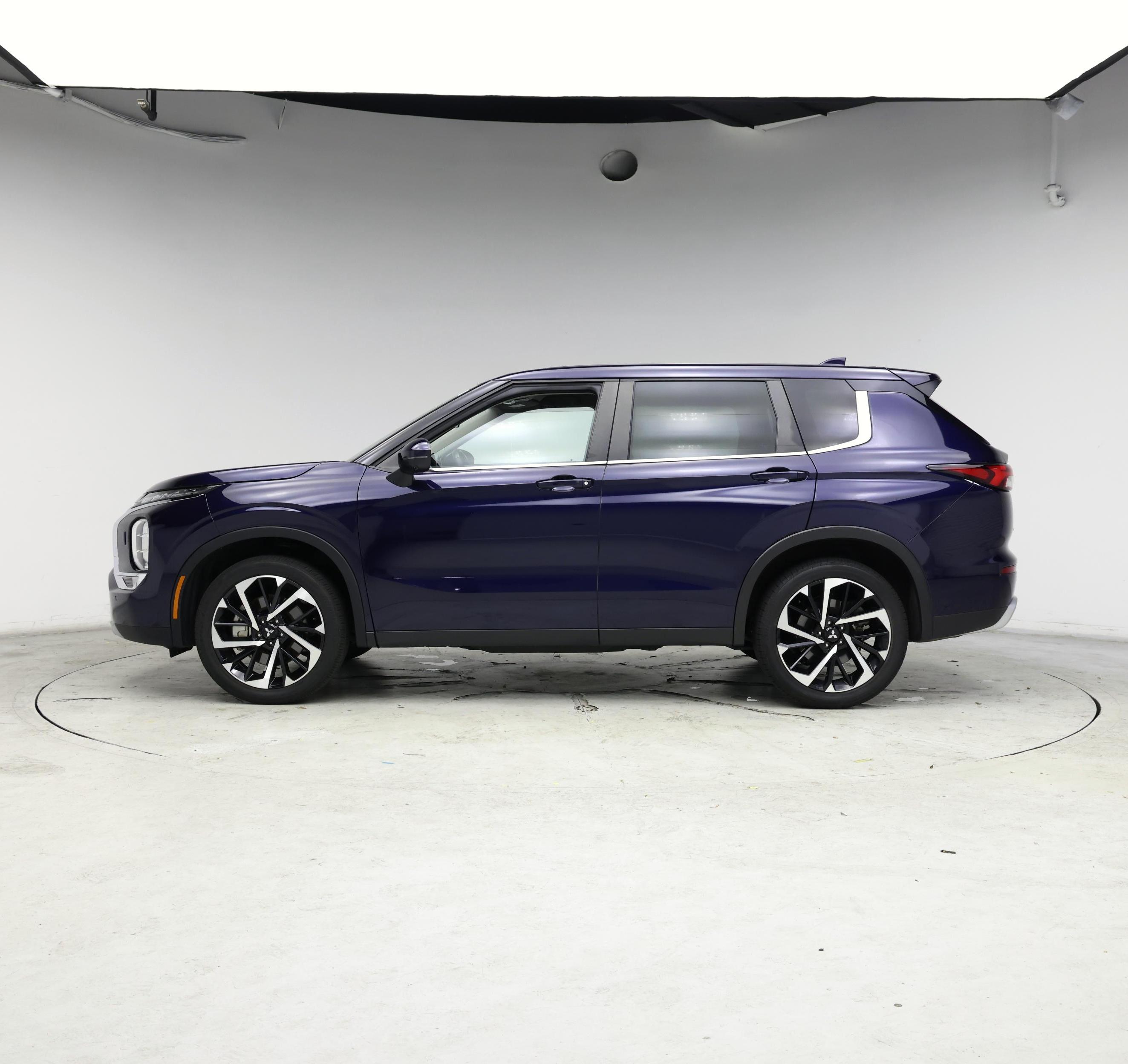 Thumbnail: 2023 Mitsubishi Outlander - 3