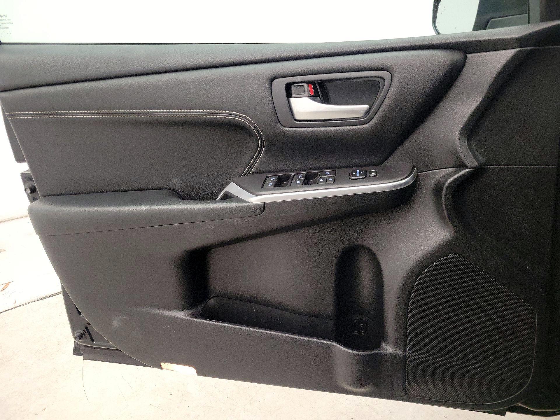 Thumbnail: 2016 Toyota Camry - 12