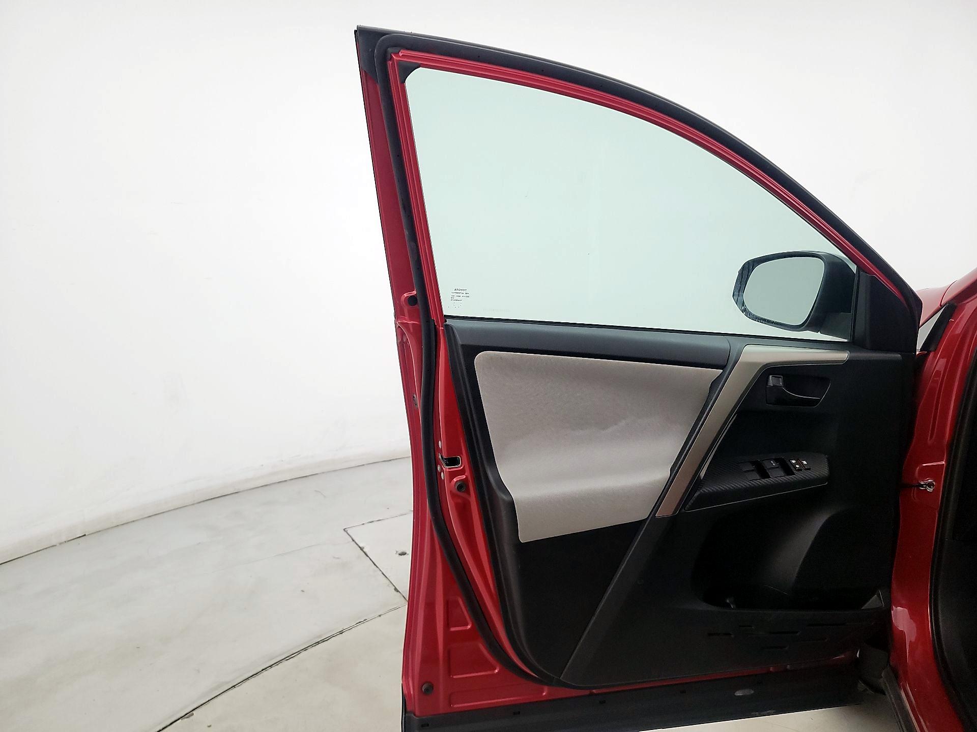 Thumbnail: 2015 Toyota RAV4 - 12