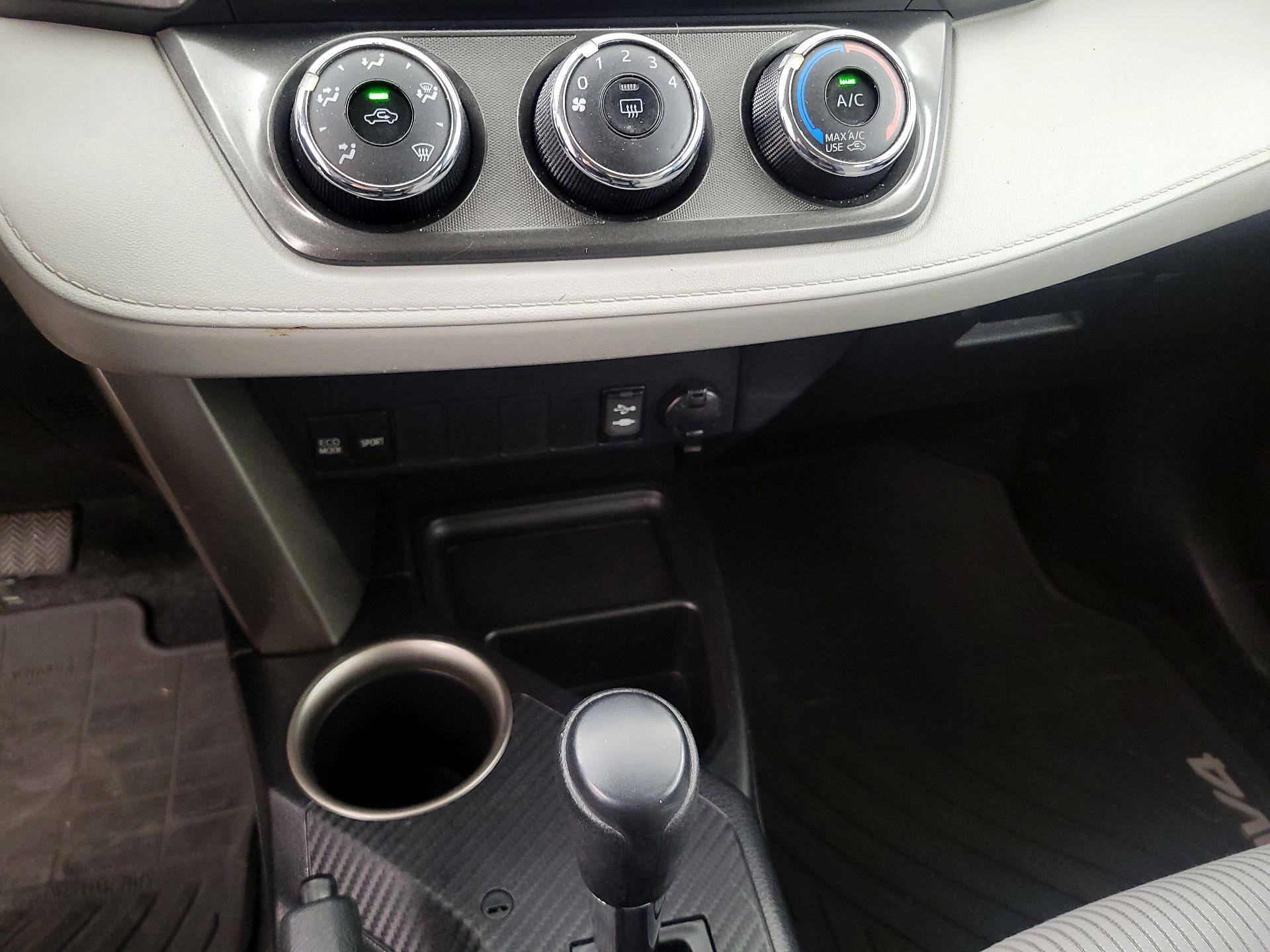 Thumbnail: 2015 Toyota RAV4 - 16