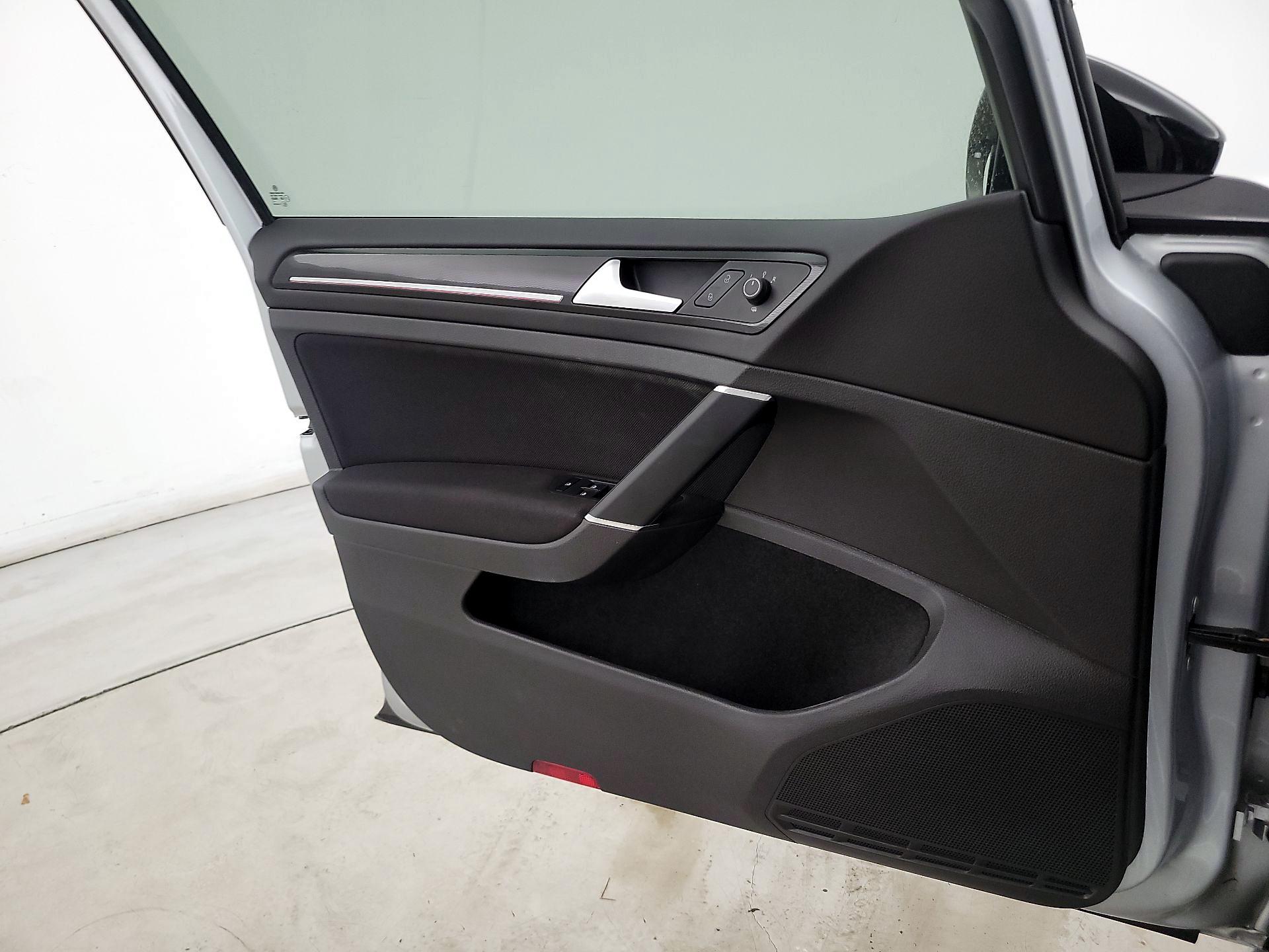 Thumbnail: 2017 Volkswagen Golf - 12