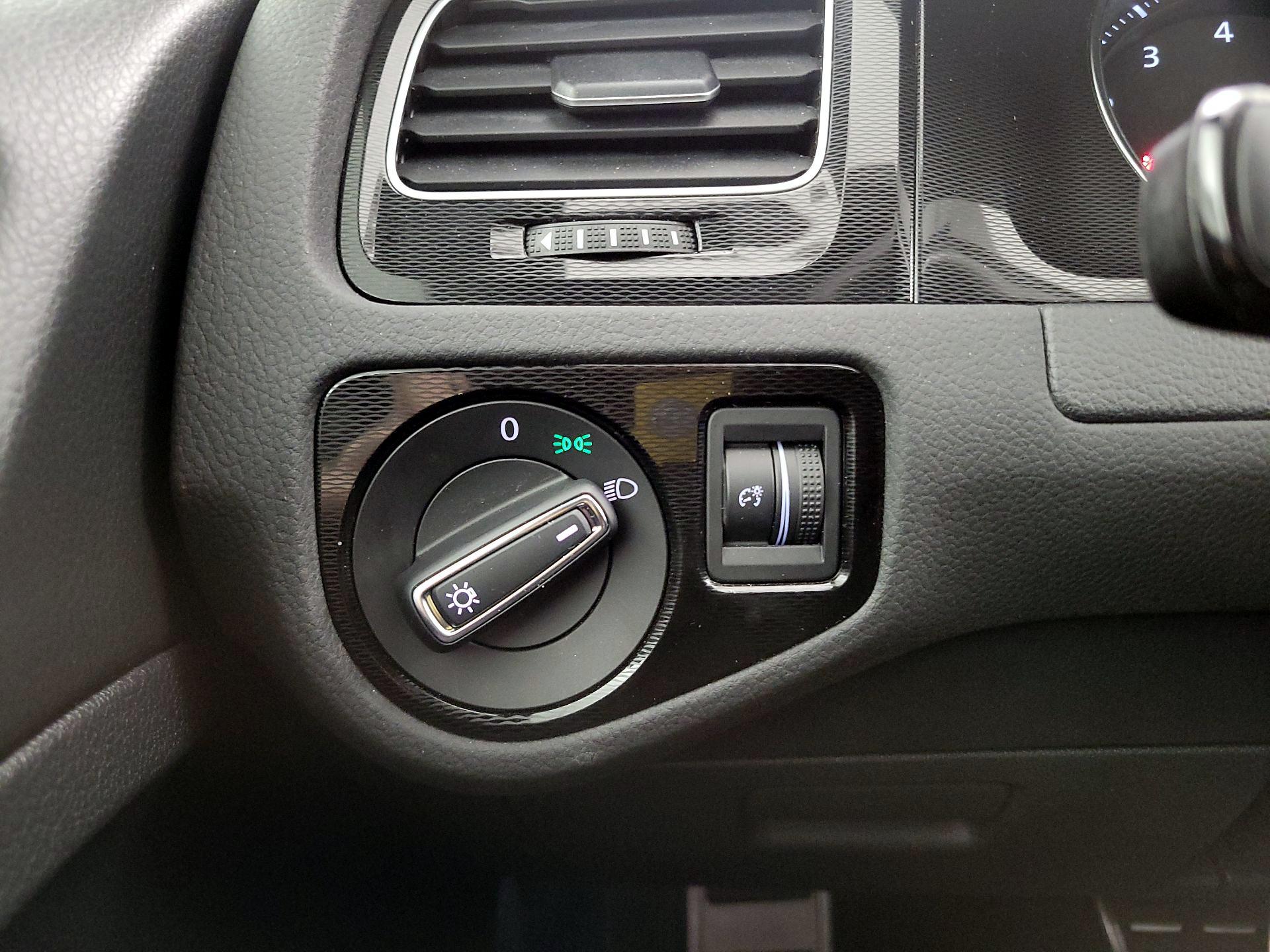 Thumbnail: 2017 Volkswagen Golf - 13