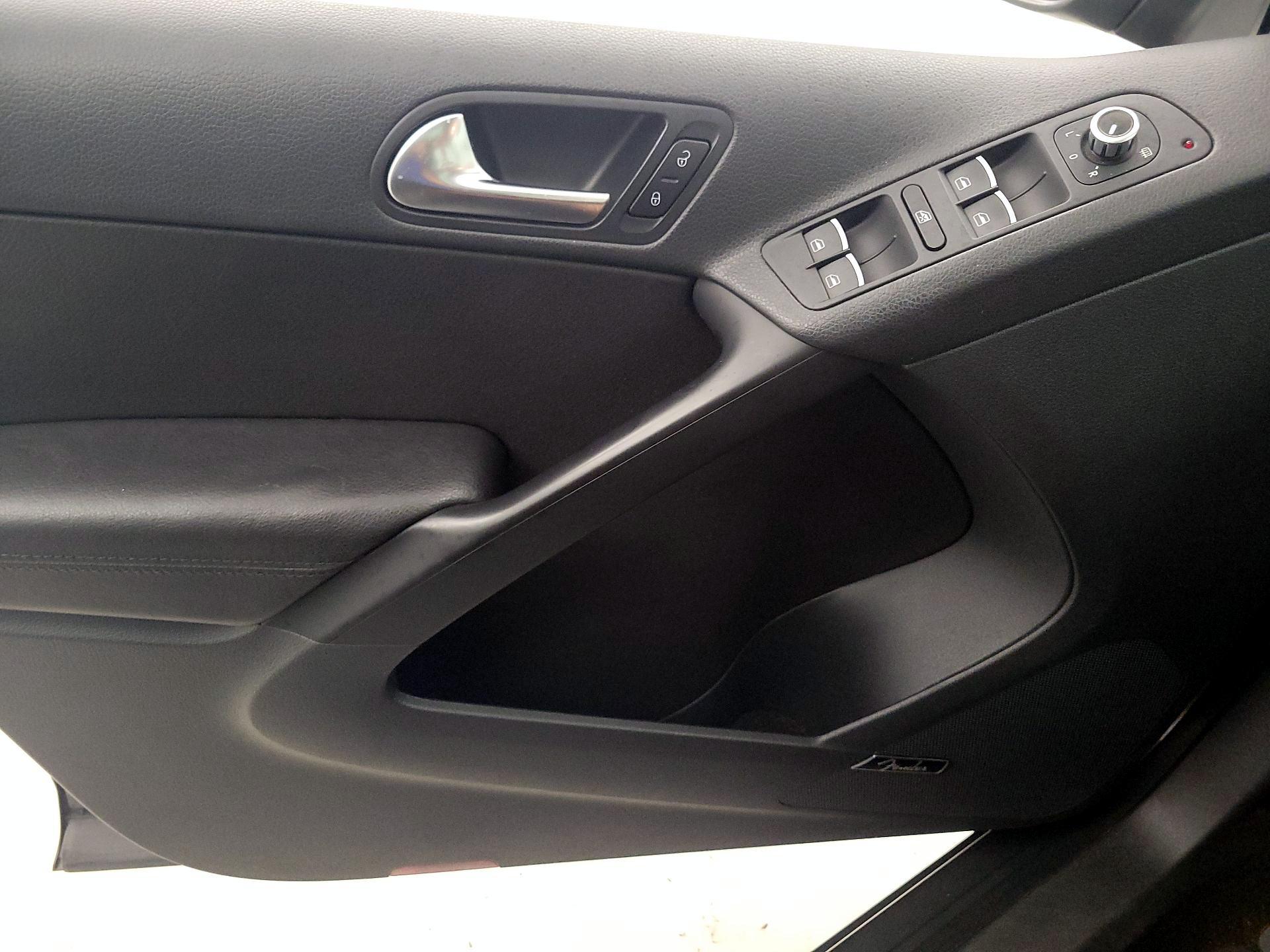 Thumbnail: 2015 Volkswagen Tiguan - 12