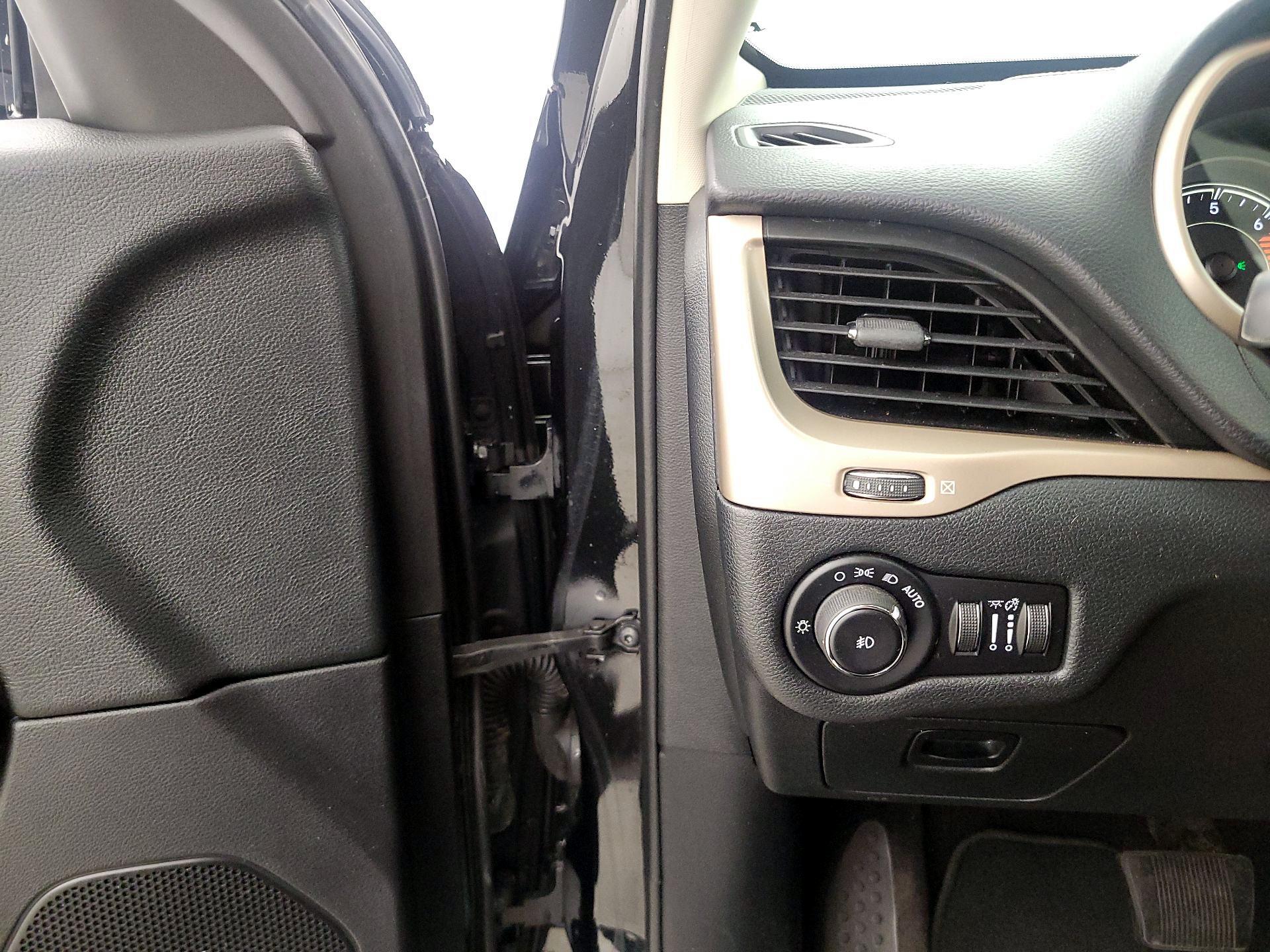 Thumbnail: 2016 Jeep Cherokee - 13