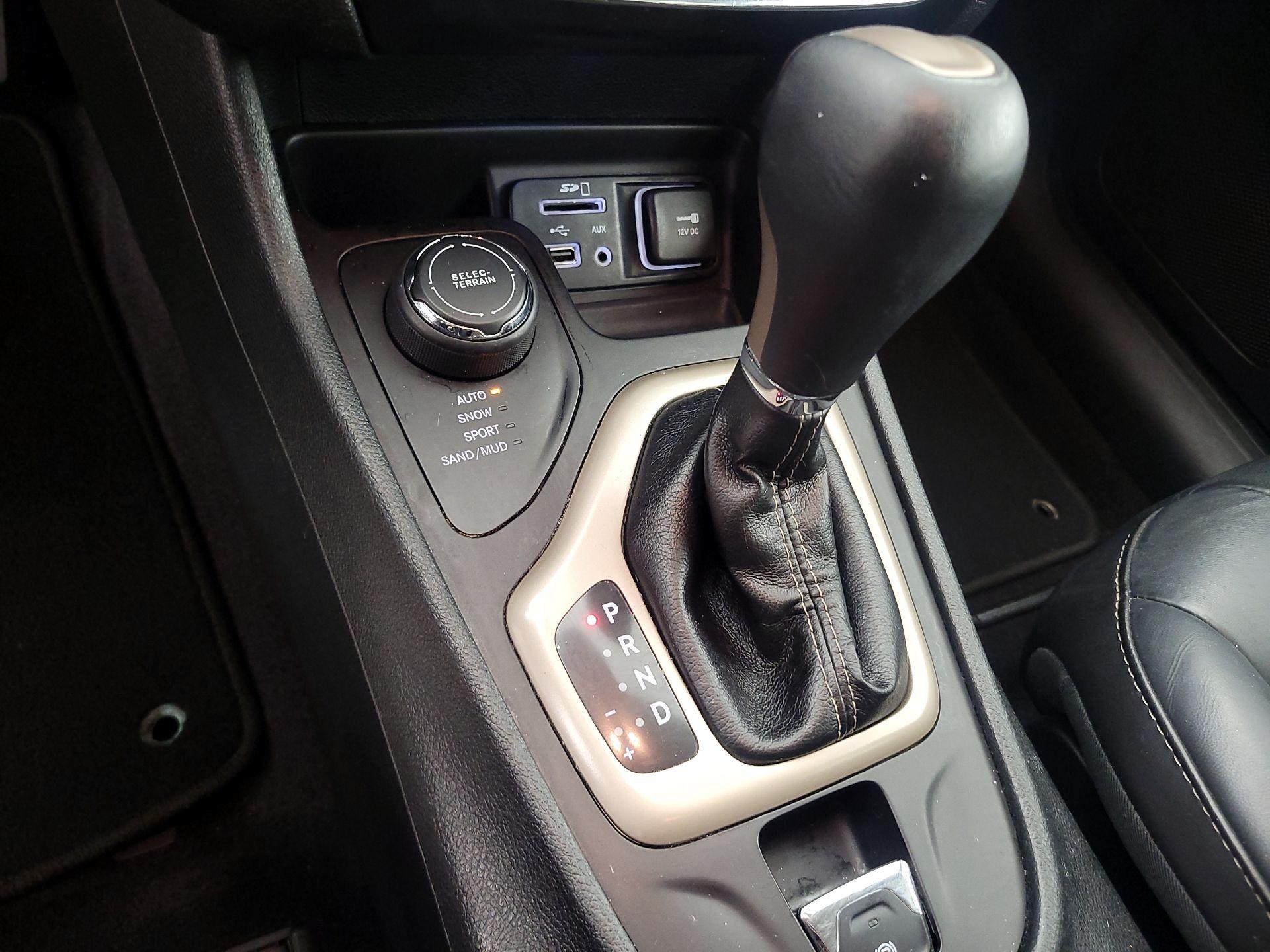 Thumbnail: 2016 Jeep Cherokee - 17