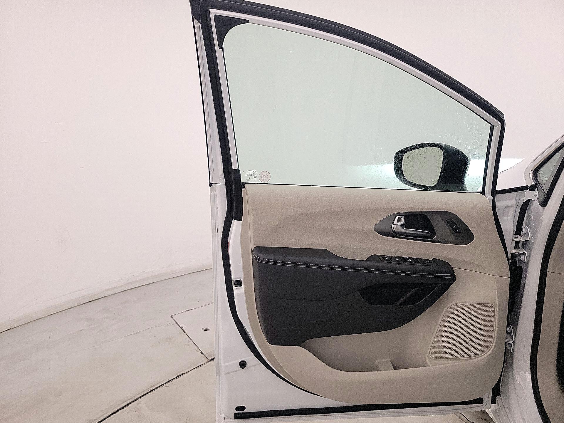 Thumbnail: 2023 Chrysler Pacifica - 12