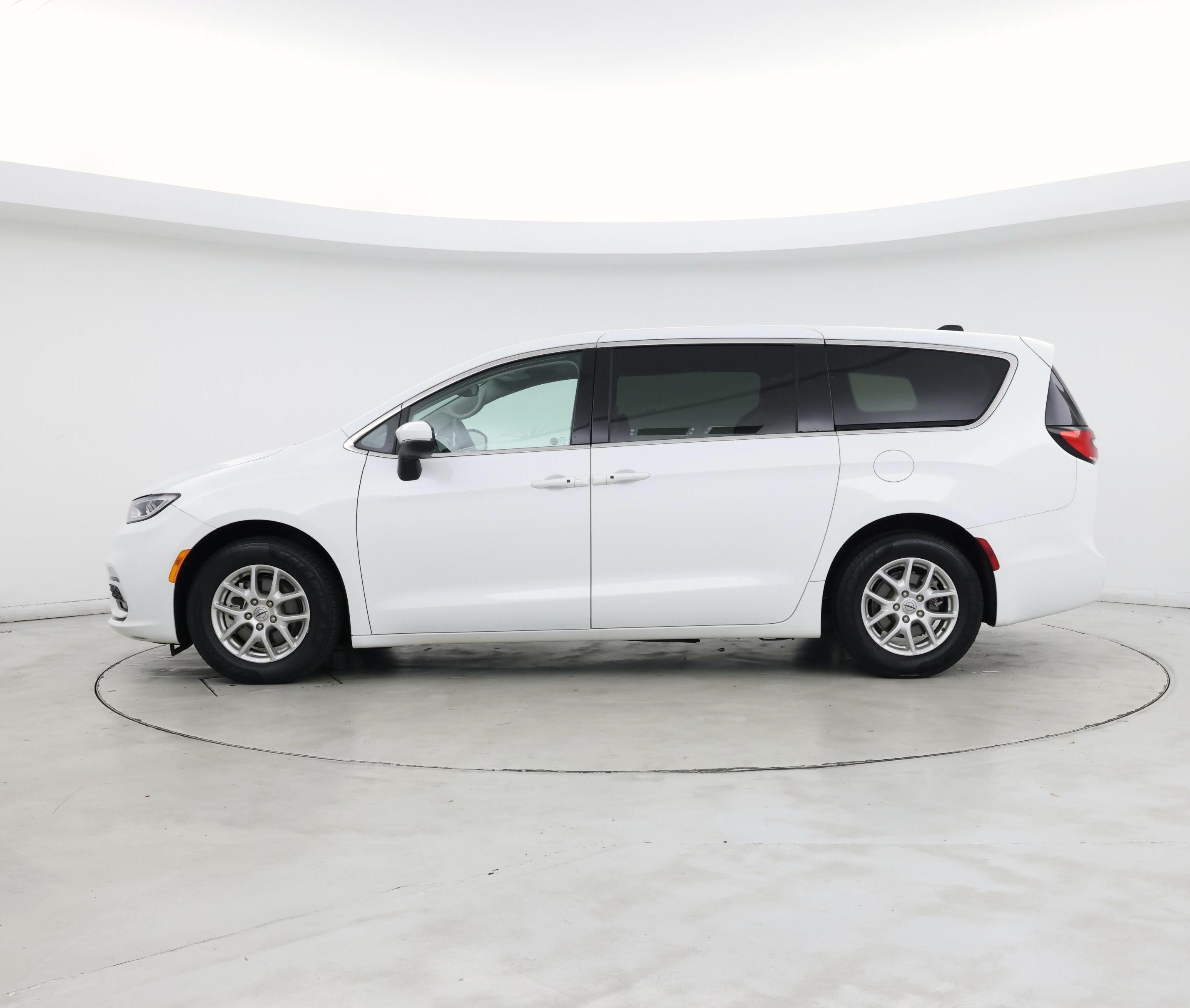 Thumbnail: 2023 Chrysler Pacifica - 3