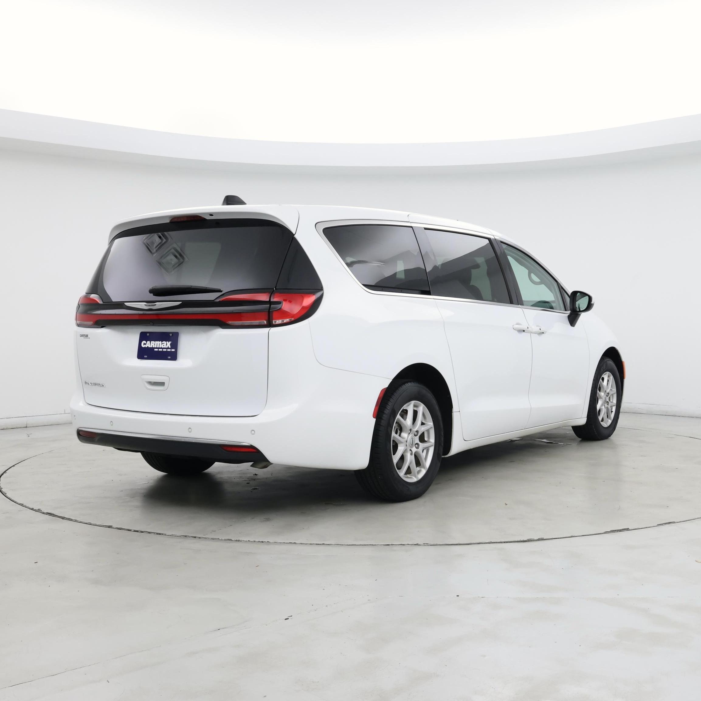 Thumbnail: 2023 Chrysler Pacifica - 8