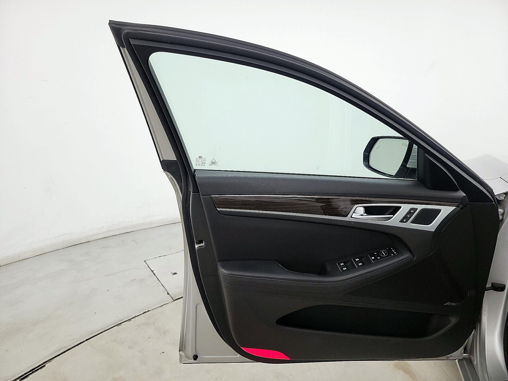 Thumbnail: 2015 Hyundai Genesis - 12