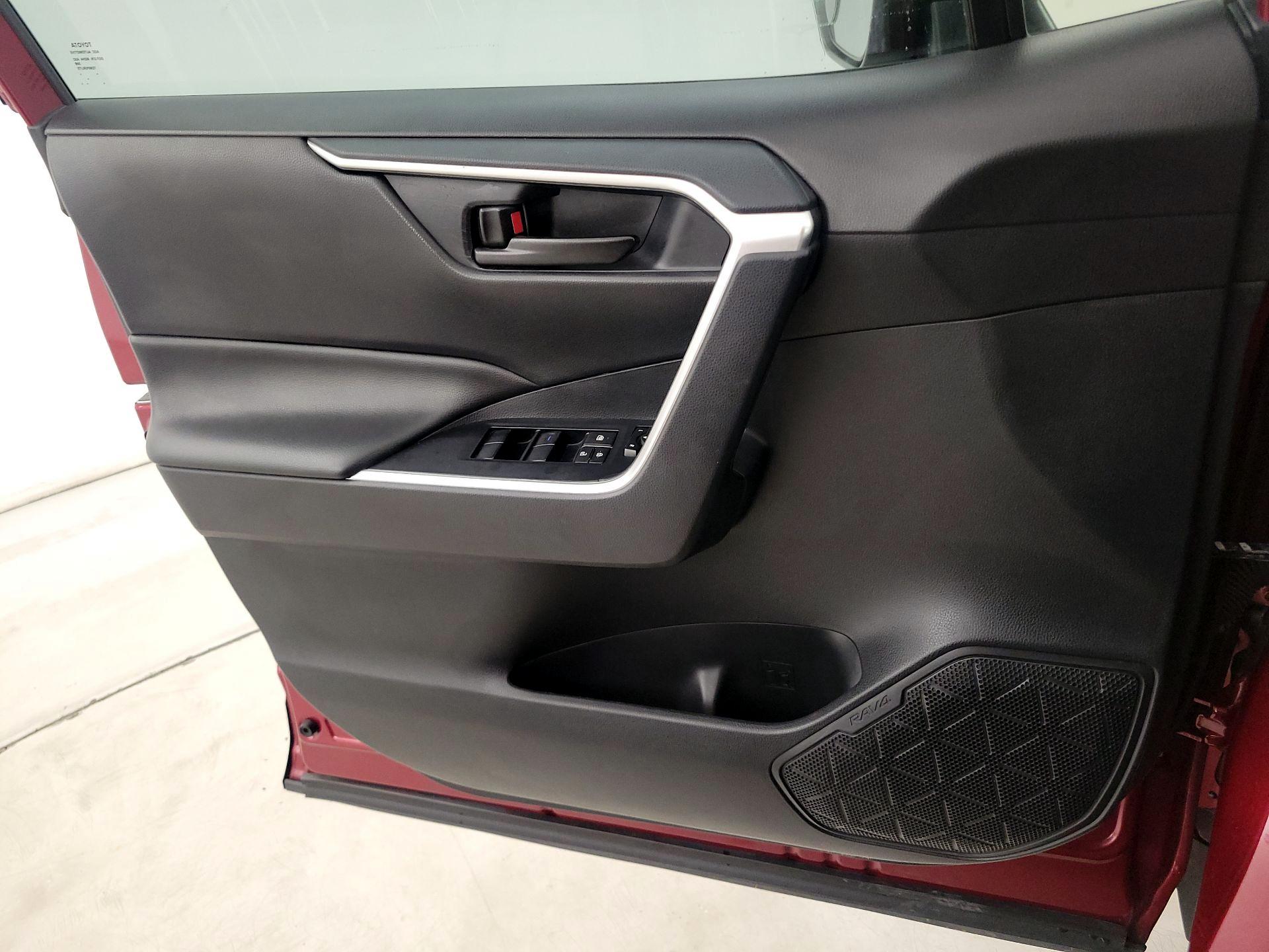 Thumbnail: 2019 Toyota RAV4 - 12