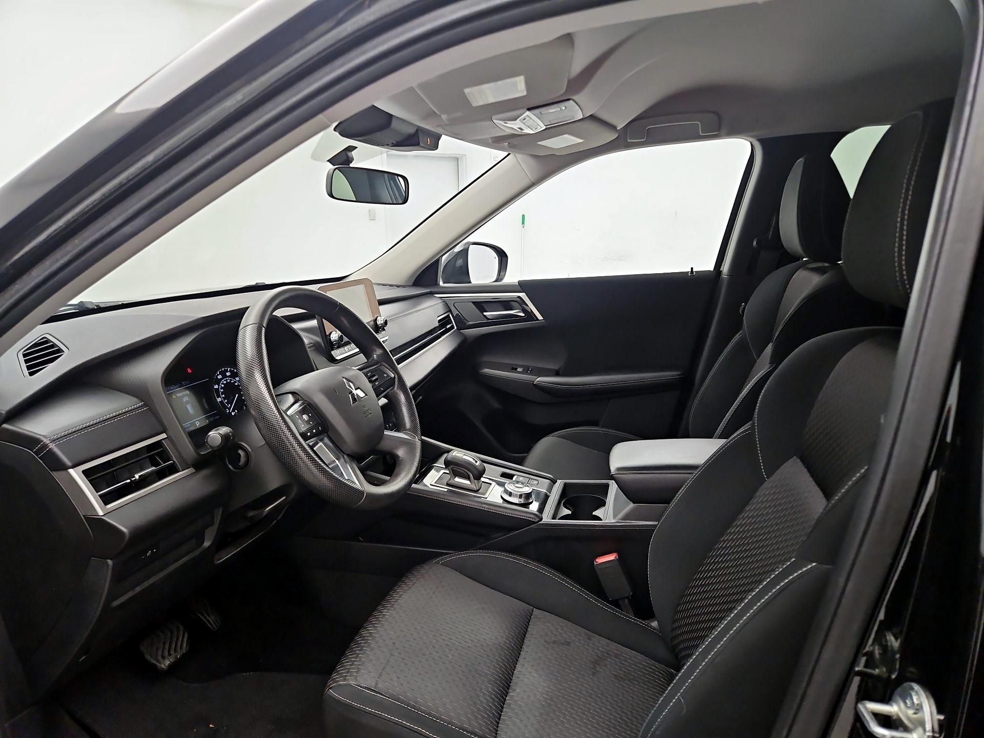 Thumbnail: 2022 Mitsubishi Outlander - 11