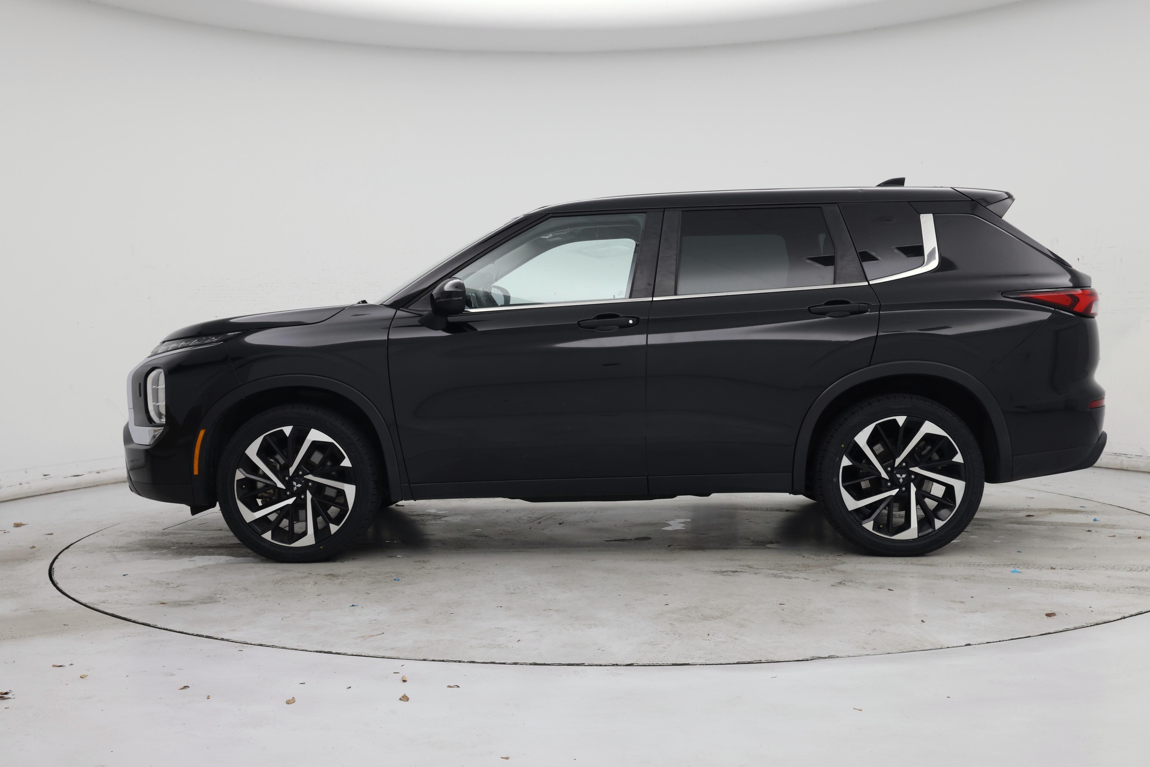 Thumbnail: 2022 Mitsubishi Outlander - 3