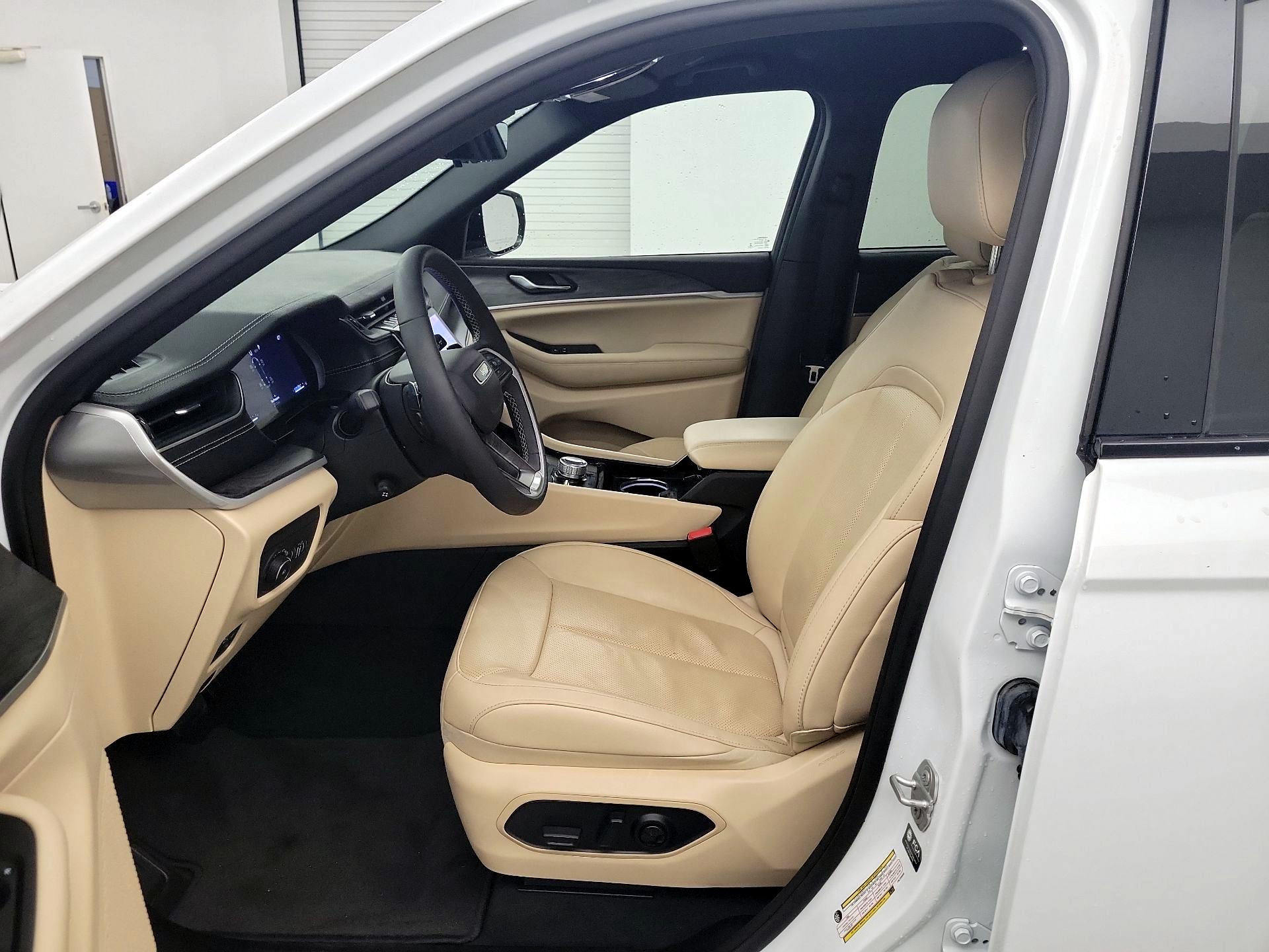 Thumbnail: 2023 Jeep Grand Cherokee L - 9