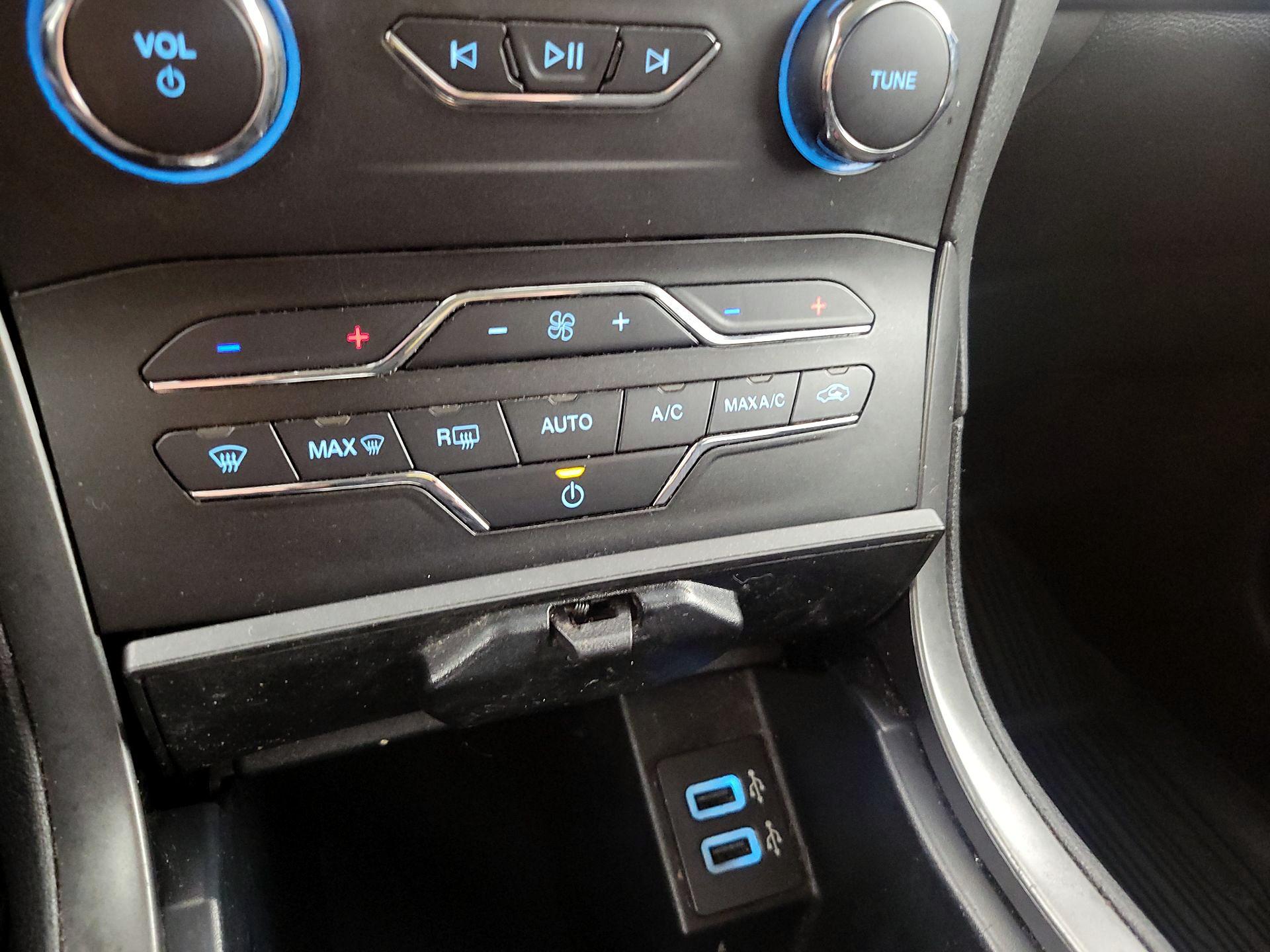 Thumbnail: 2020 Ford Edge - 16