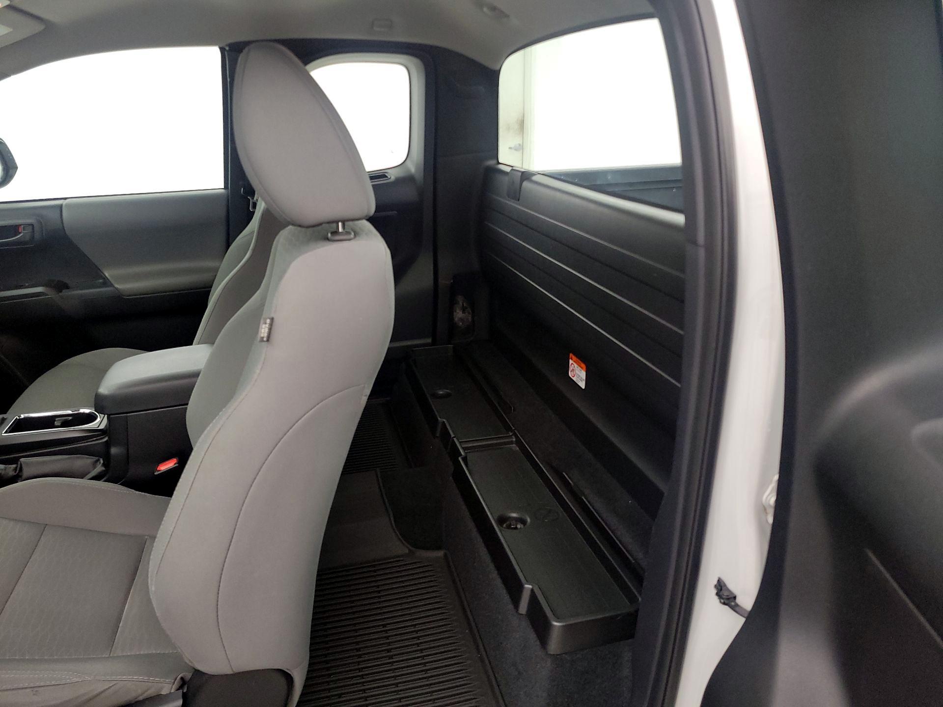 Thumbnail: 2016 Toyota Tacoma - 18