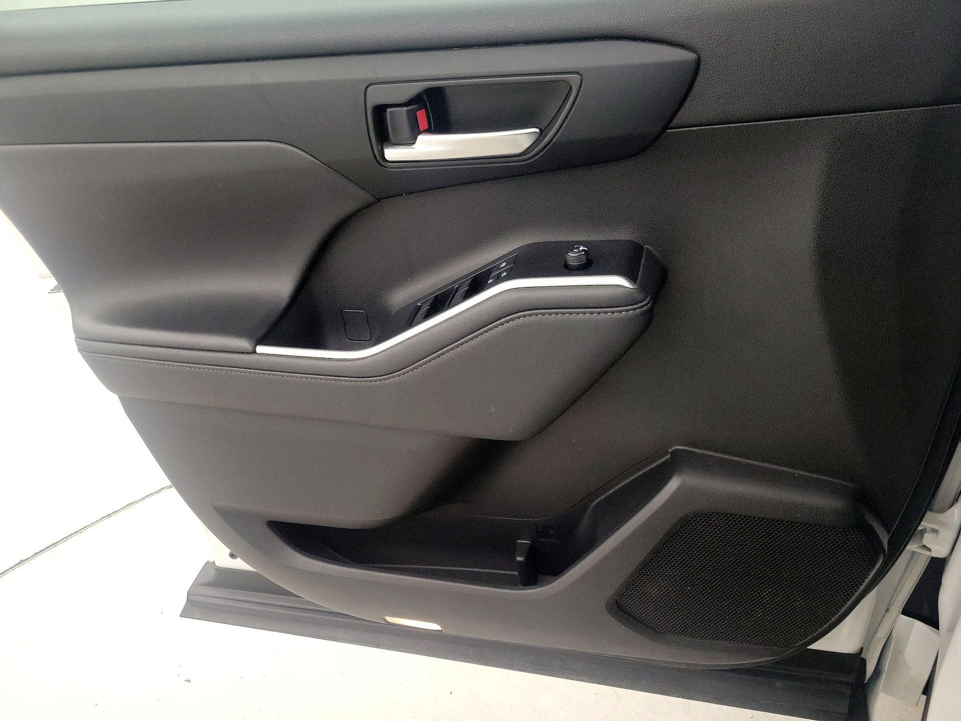 Thumbnail: 2022 Toyota Highlander - 10