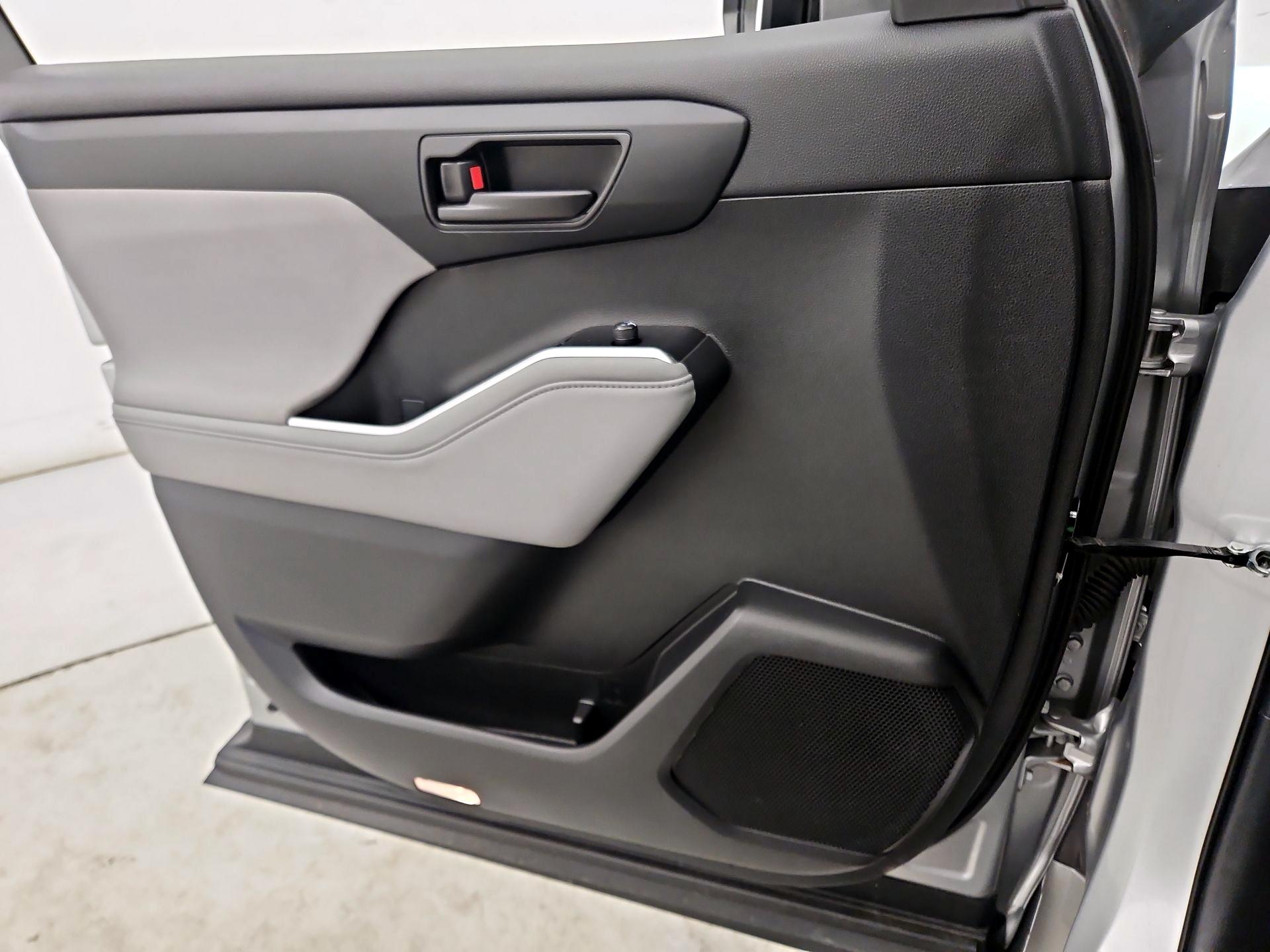 Thumbnail: 2023 Toyota Highlander - 12