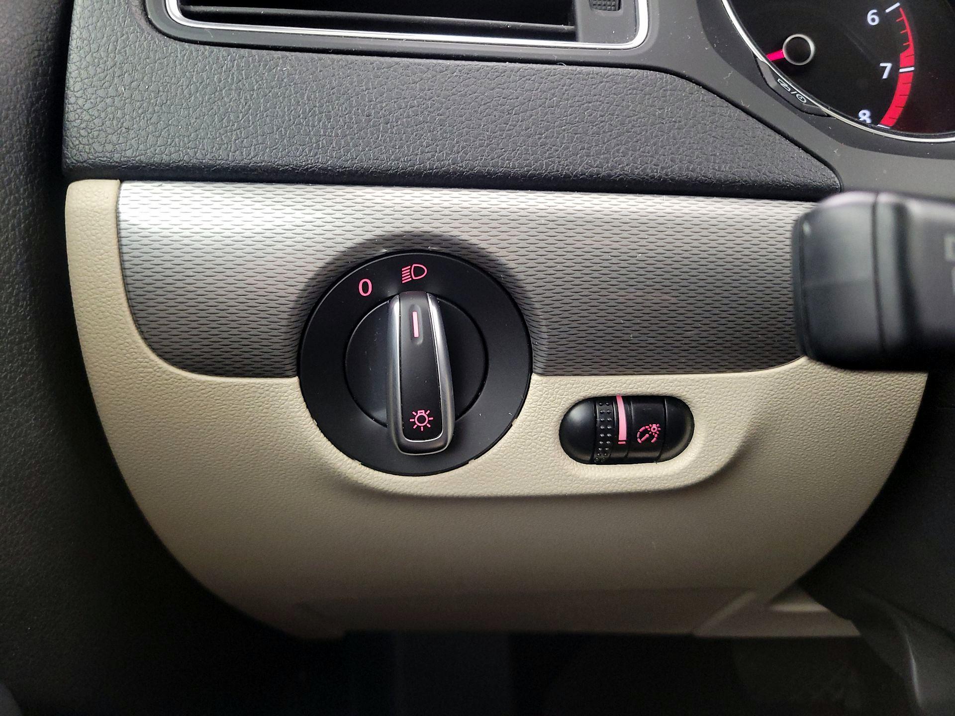 Thumbnail: 2018 Volkswagen Jetta - 13