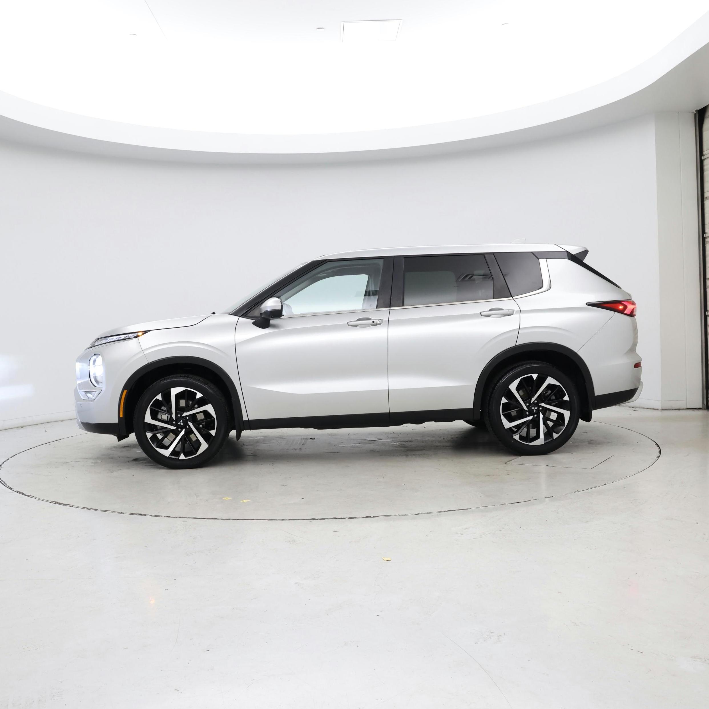 Thumbnail: 2022 Mitsubishi Outlander - 3