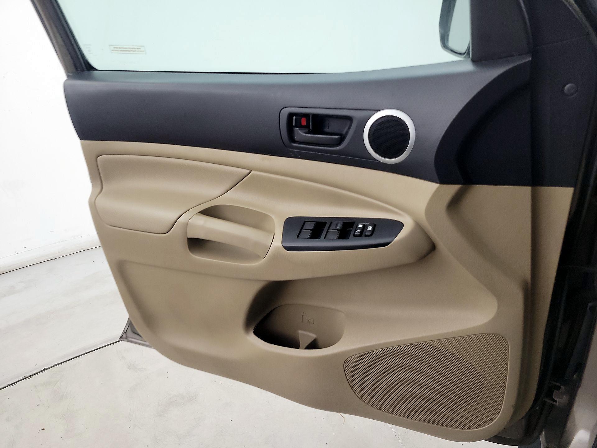 Thumbnail: 2015 Toyota Tacoma - 12