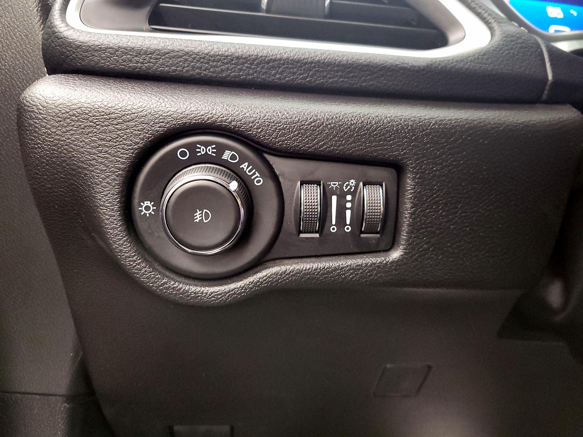 Thumbnail: 2021 Chrysler Pacifica - 13