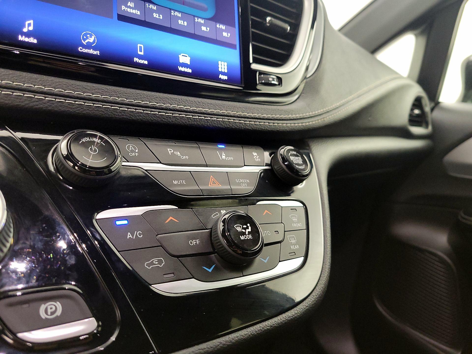 Thumbnail: 2021 Chrysler Pacifica - 16