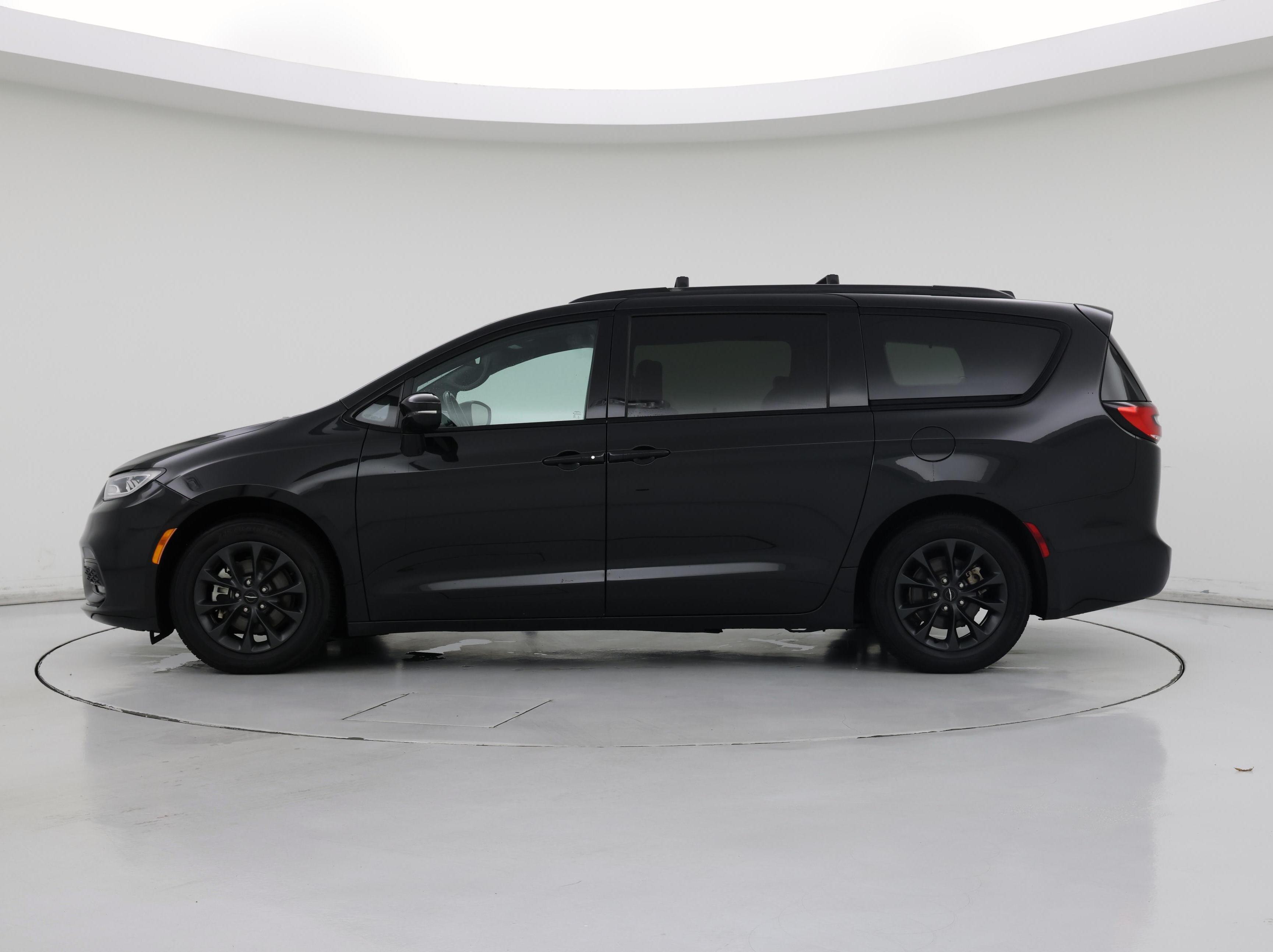 Thumbnail: 2021 Chrysler Pacifica - 3