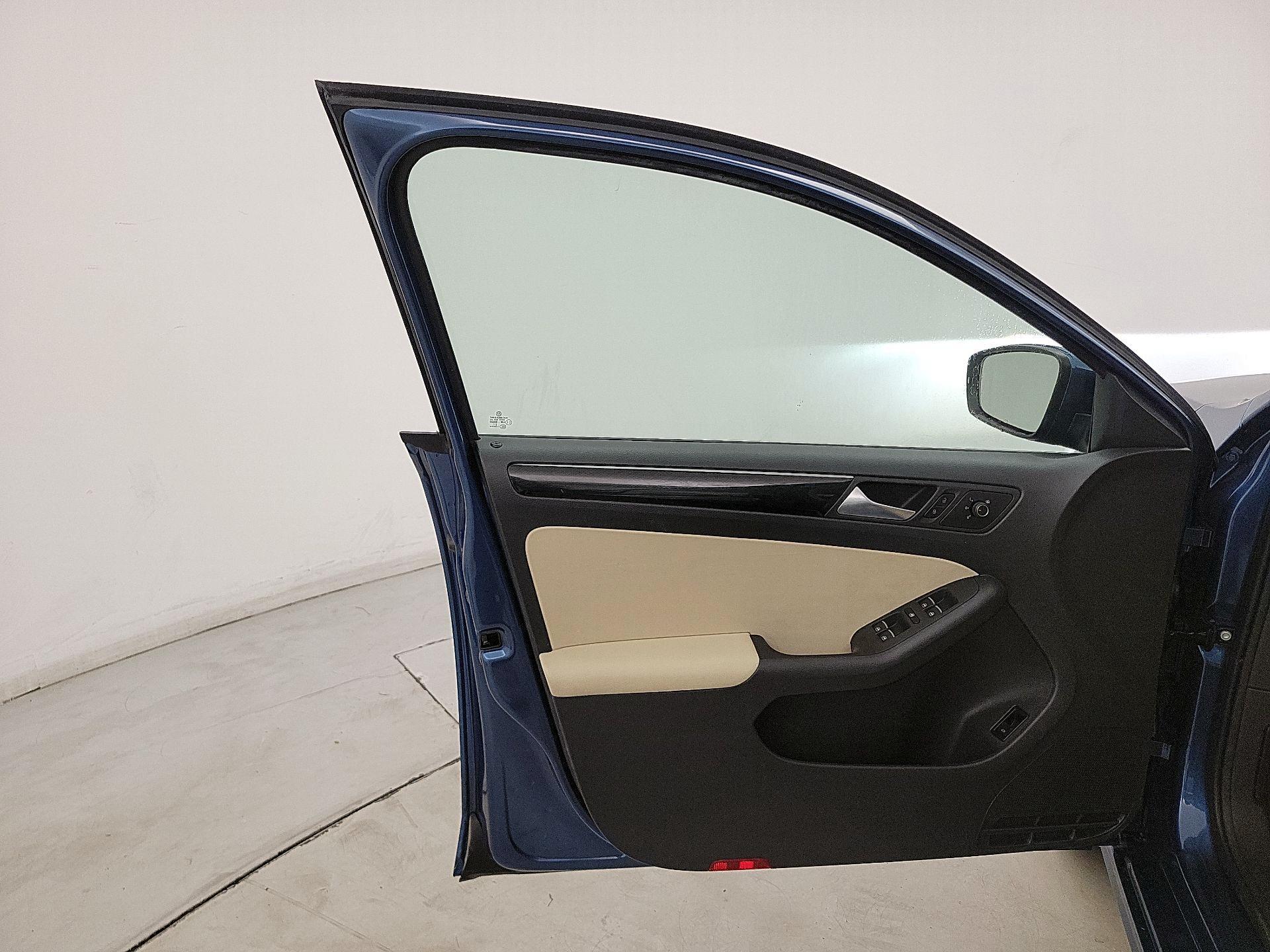 Thumbnail: 2016 Volkswagen Jetta - 12