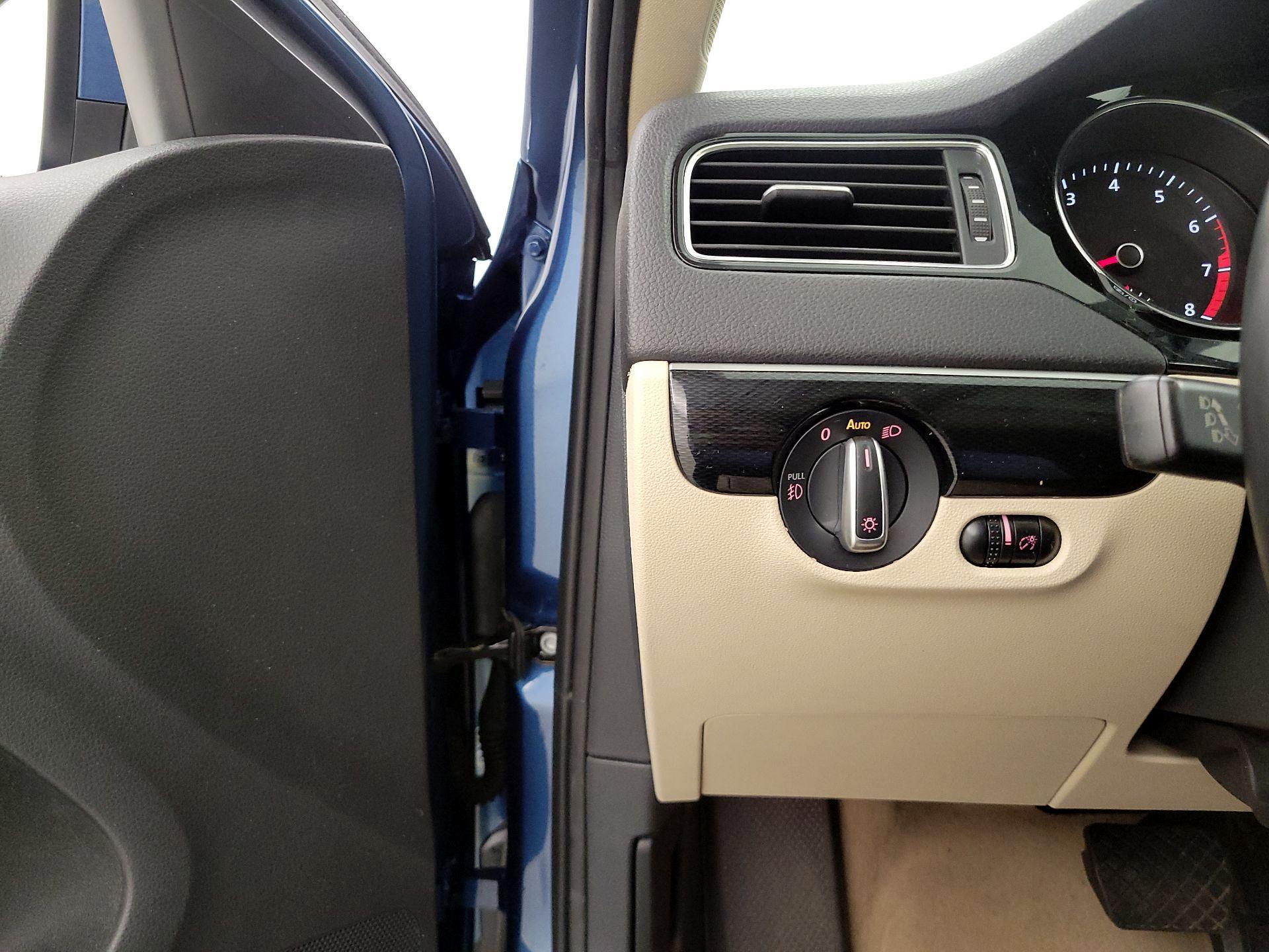 Thumbnail: 2016 Volkswagen Jetta - 13