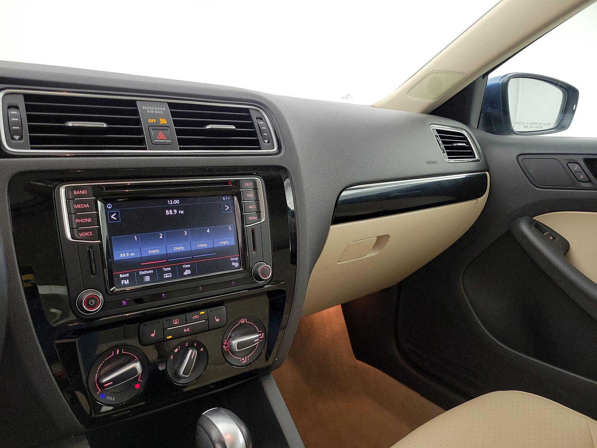 Thumbnail: 2016 Volkswagen Jetta - 16