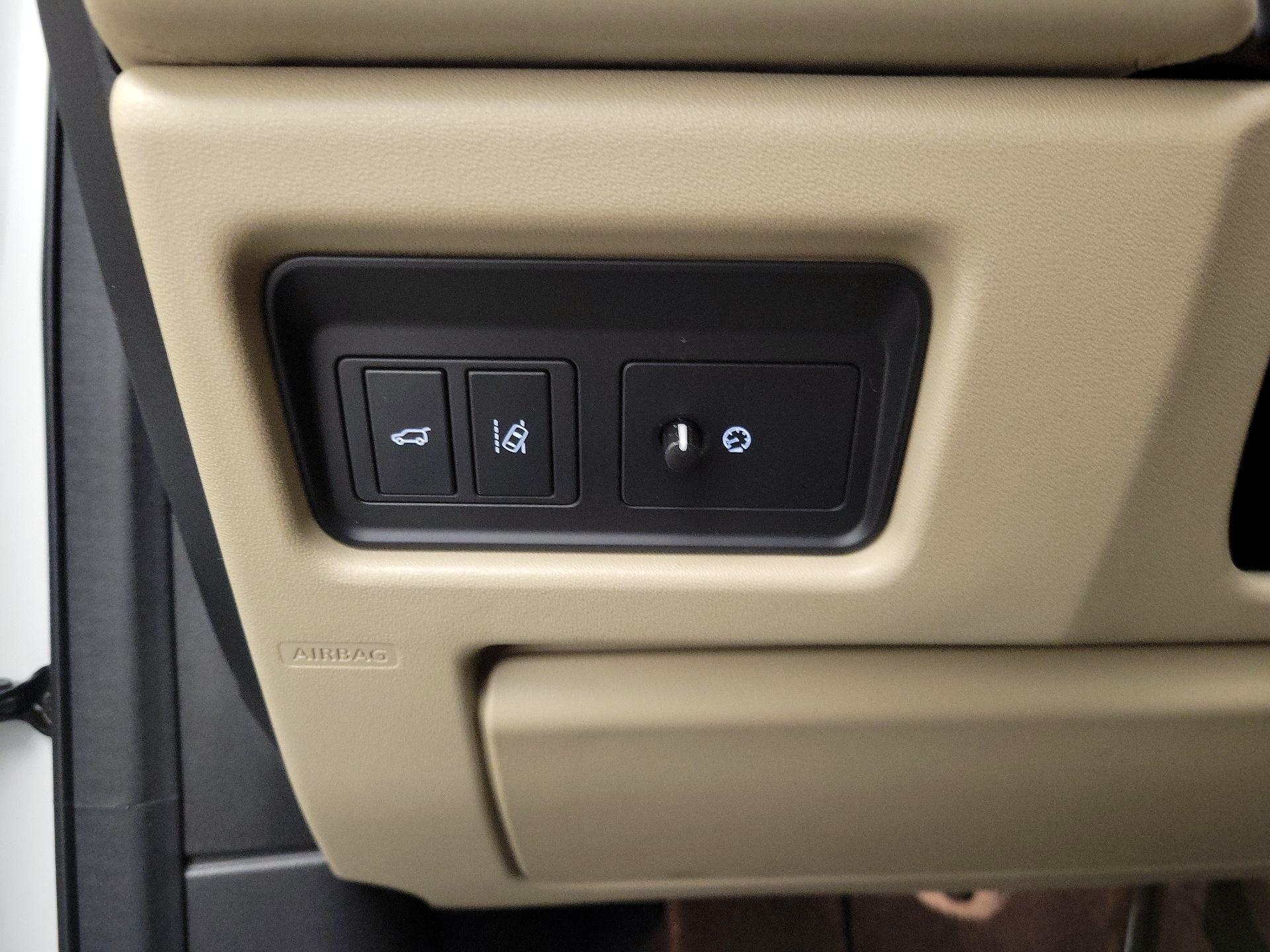 Thumbnail: 2018 Land Rover Discovery Sport - 13