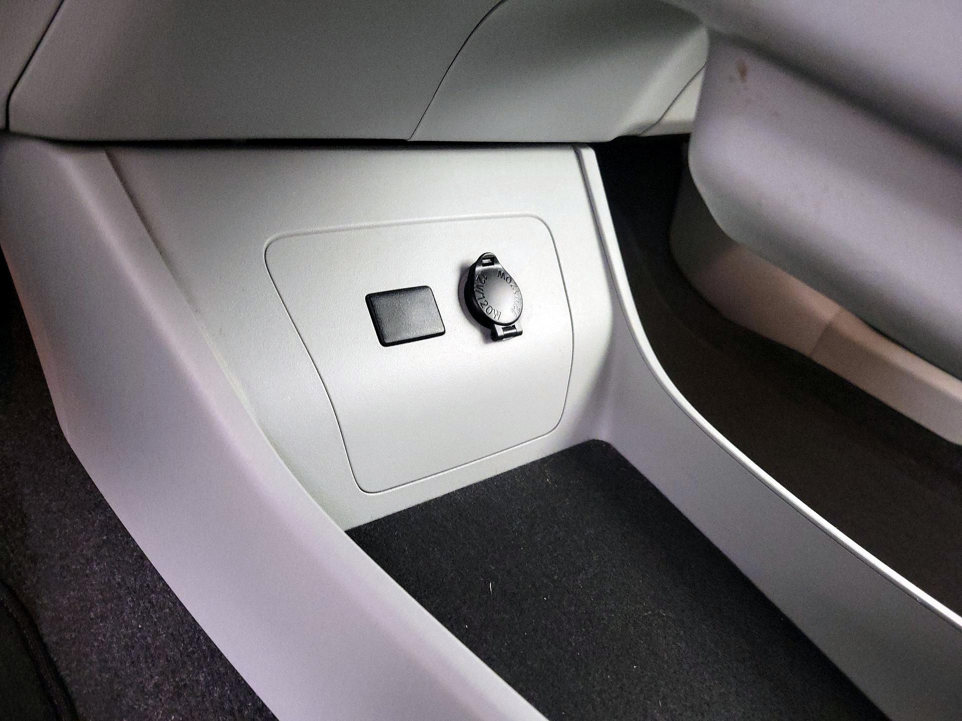 Thumbnail: 2014 Toyota Prius - 18